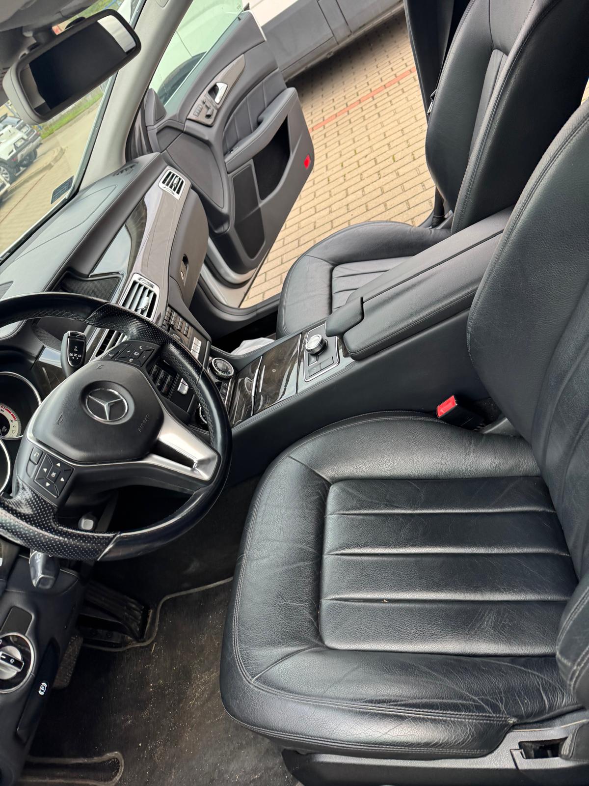 Wnętrze srebrnego Mercedesa-Benz CLS.