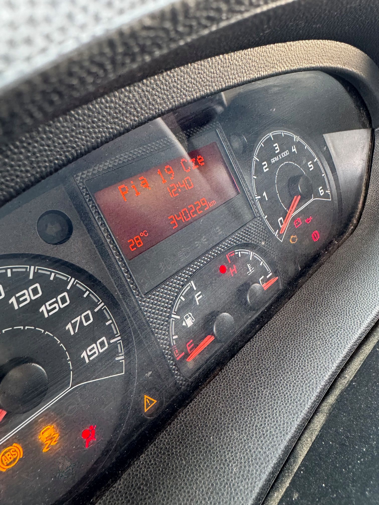 Zdjęcie przedstawia licznik pojazdu Peugeot Boxer.