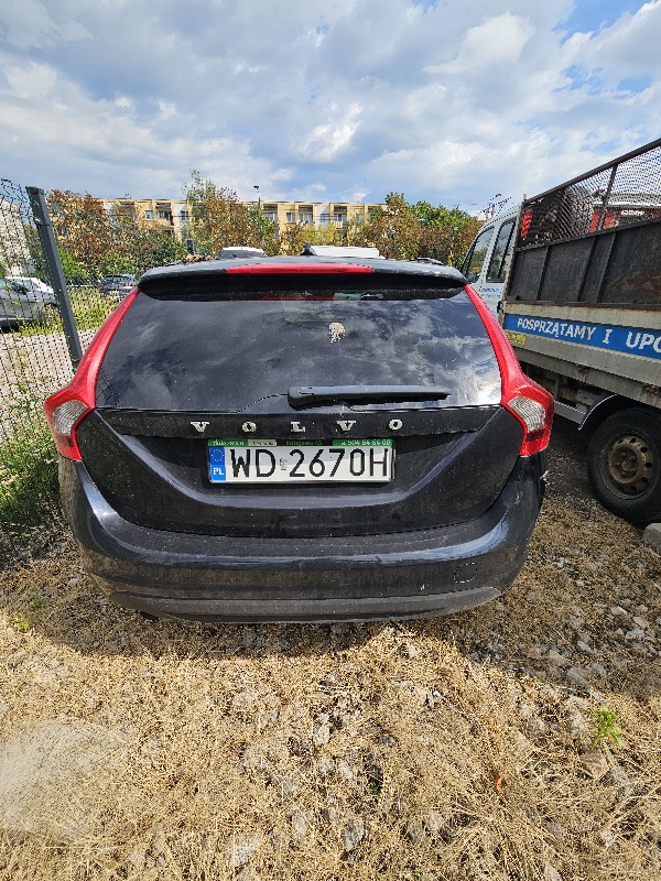 Samochód marki Volvo koloru czarnego. Widok z tyłu.