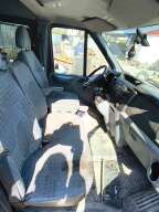 Wnętrze kabiny vana Ford Transit z szarymi materiałowymi fotelami