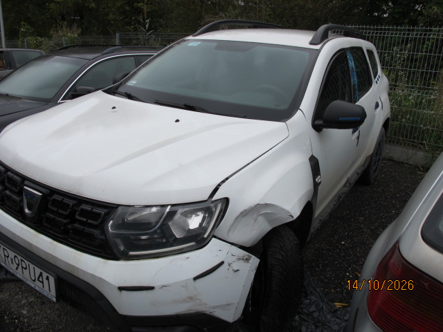 Przód i lewy, uszkodzony bok pojazdu Dacia Duster.