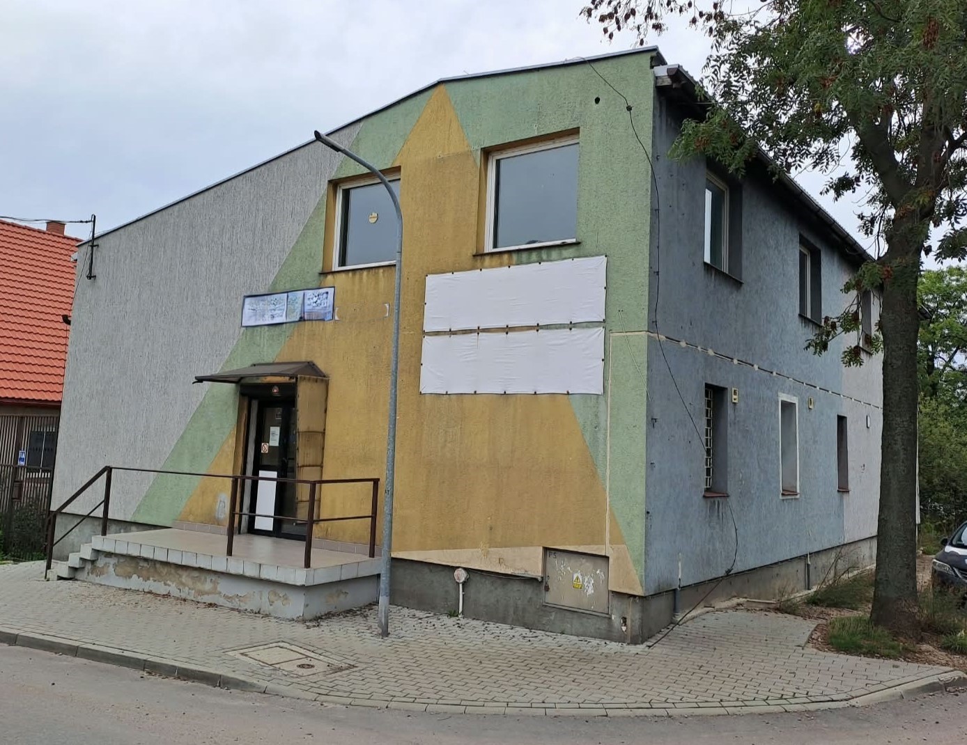 Budynek dwukondygnacyjny o kolorowej elewacji.