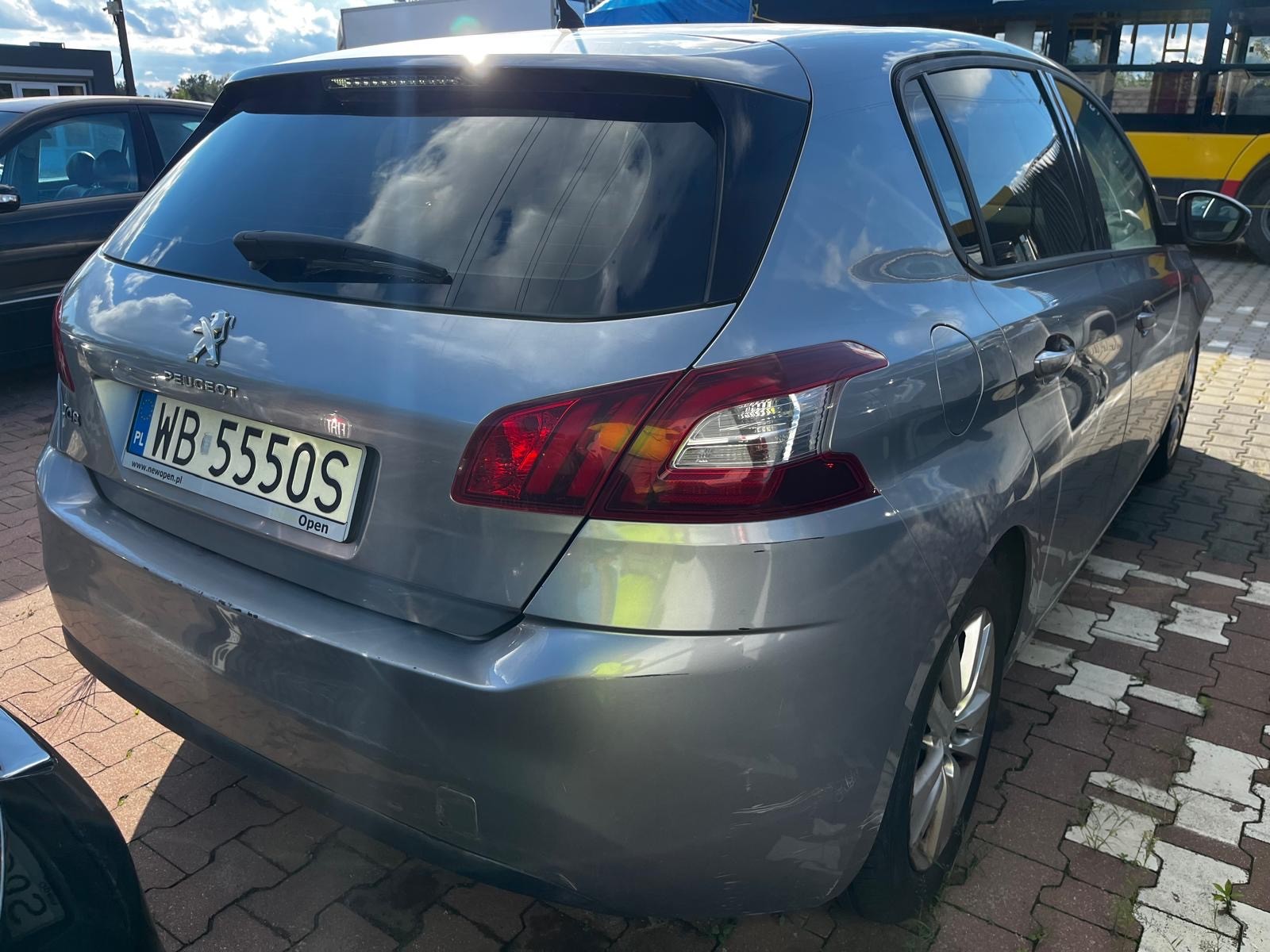 Tył i bok pojazdu od strony pasażera