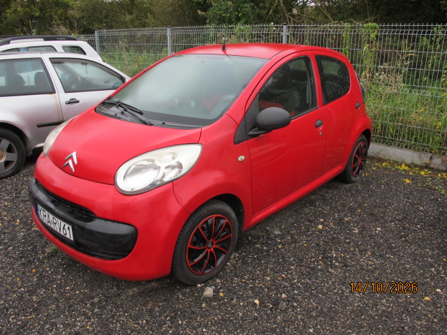 Przód i lewy bok pojazdu Citroen C1.