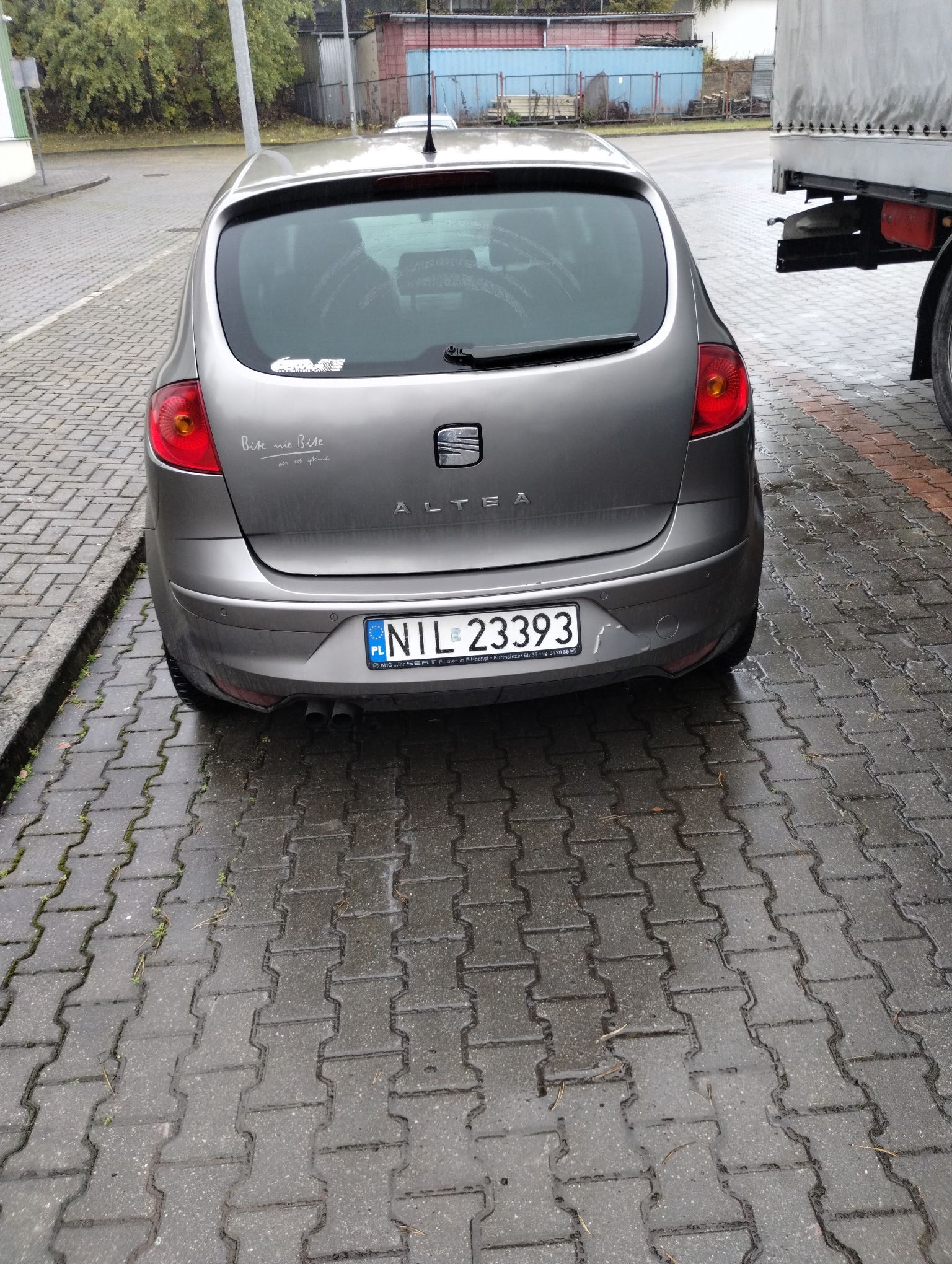 tył pojazdu, złuszczenie lakieru z prawej strony zderzaka obok tablicy rejestracyjnej