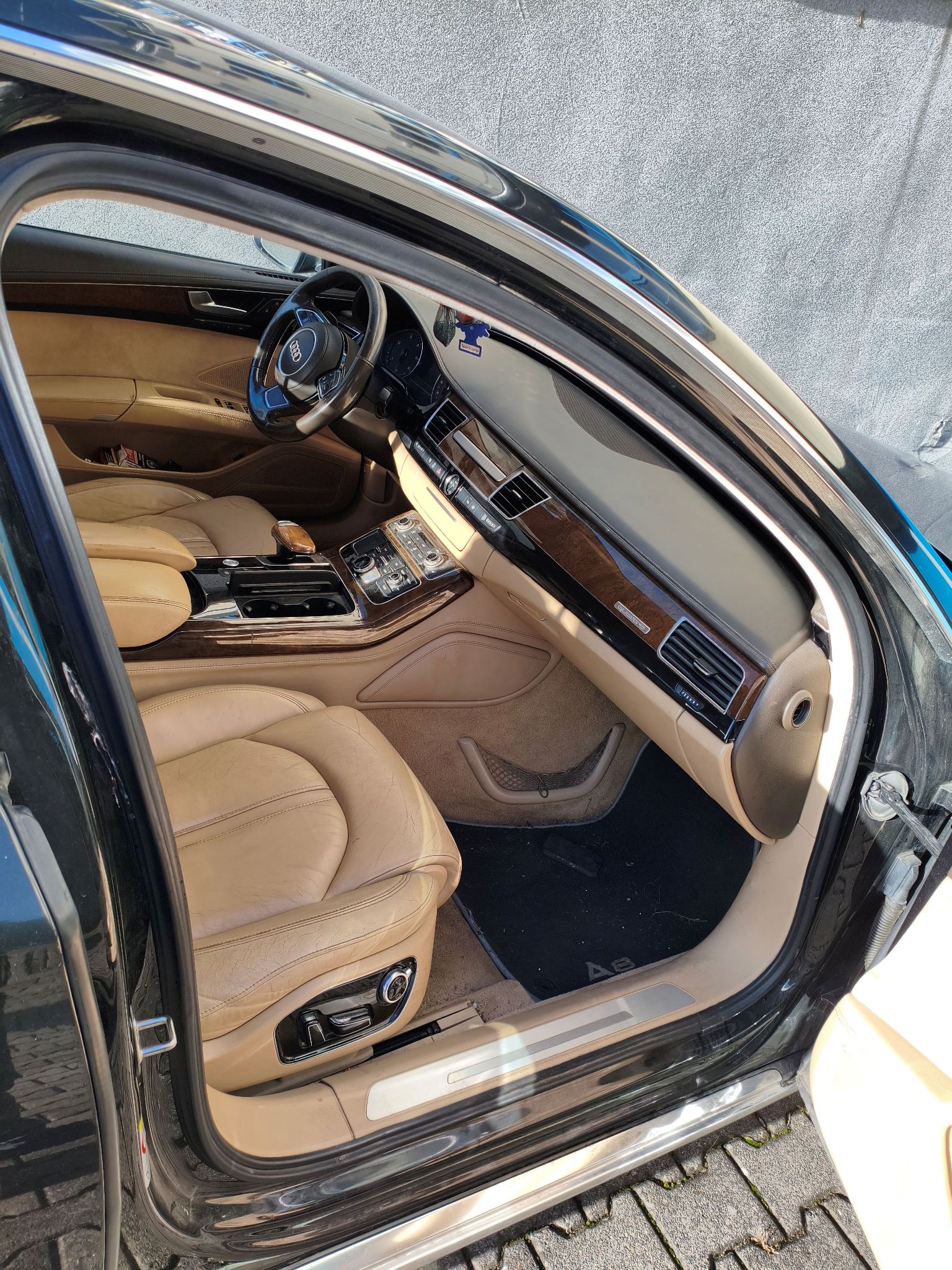 Wnętrze pojazdu AUDI A8.