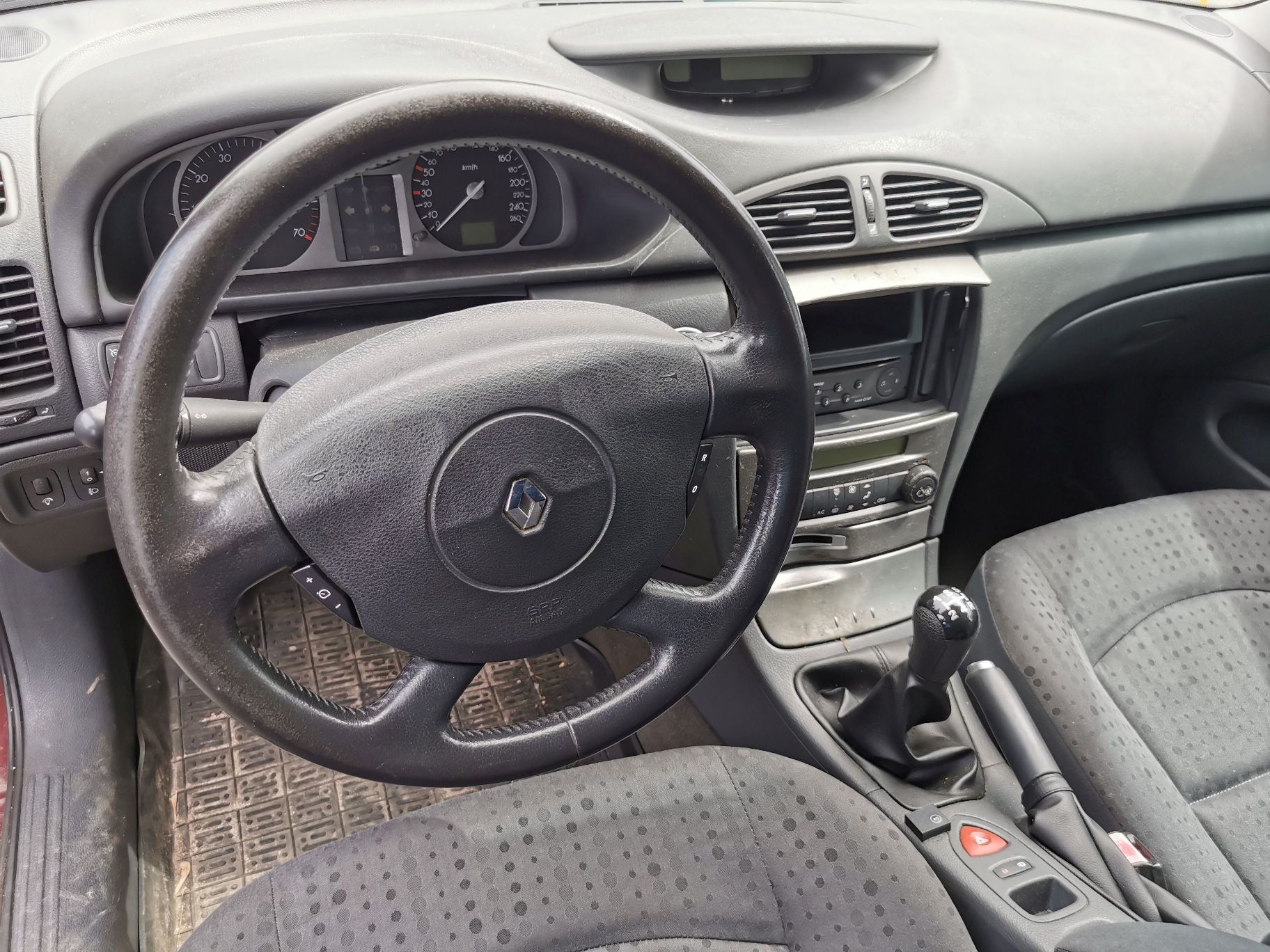 Samochód osobowy marki Renault Laguna kombi rocznik 2004 , kolor bordowy, widok wnętrza - kierownica i kokpit