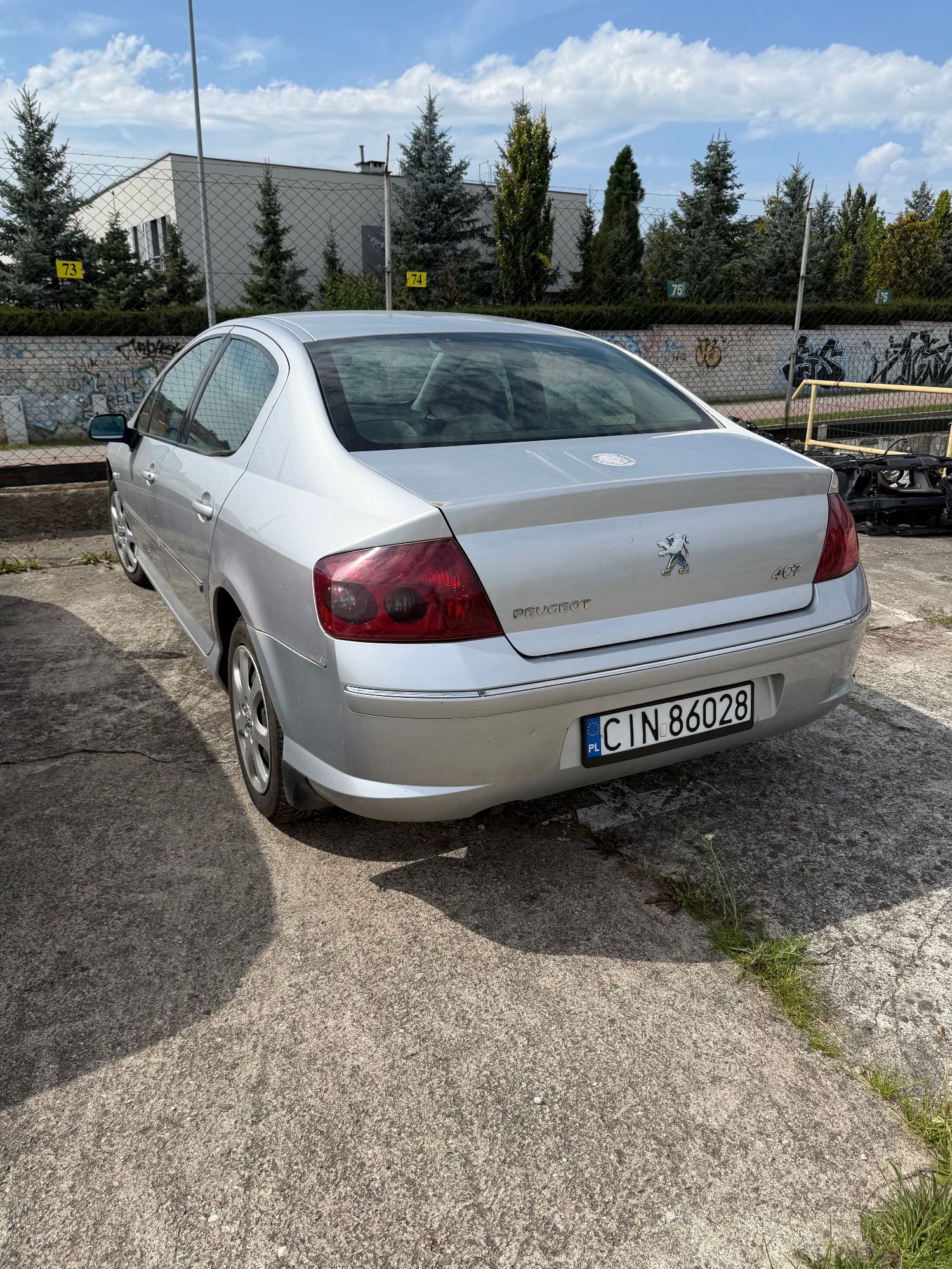 PEUGEOT 407 widoczny z tyłu