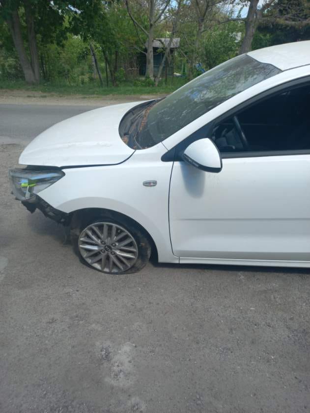 lewy bok pojazdu, brak ogumienia