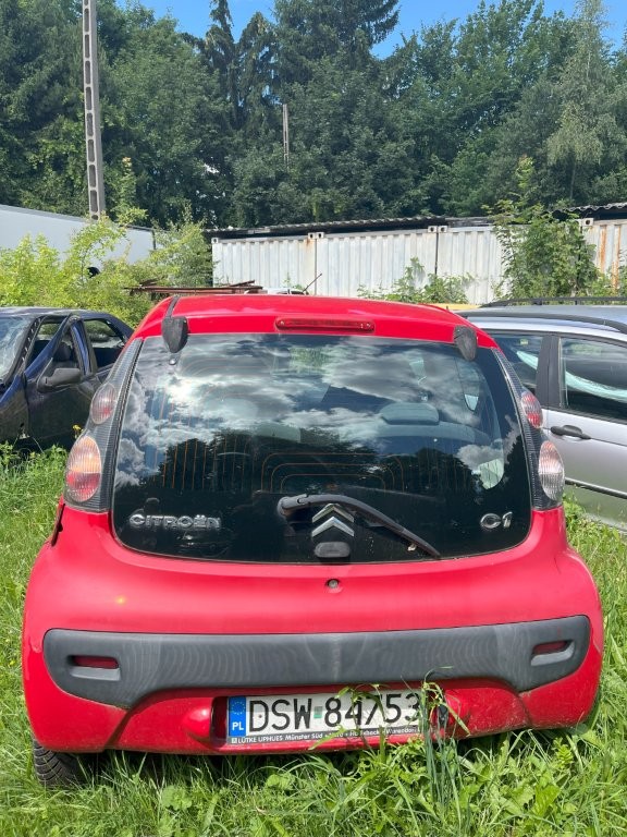 Zdjęcie tyłu pojazdu z widoczną szybą oraz zmatowieniem i złuszczeniem lakieru karoserii poniżej tylnej szyby