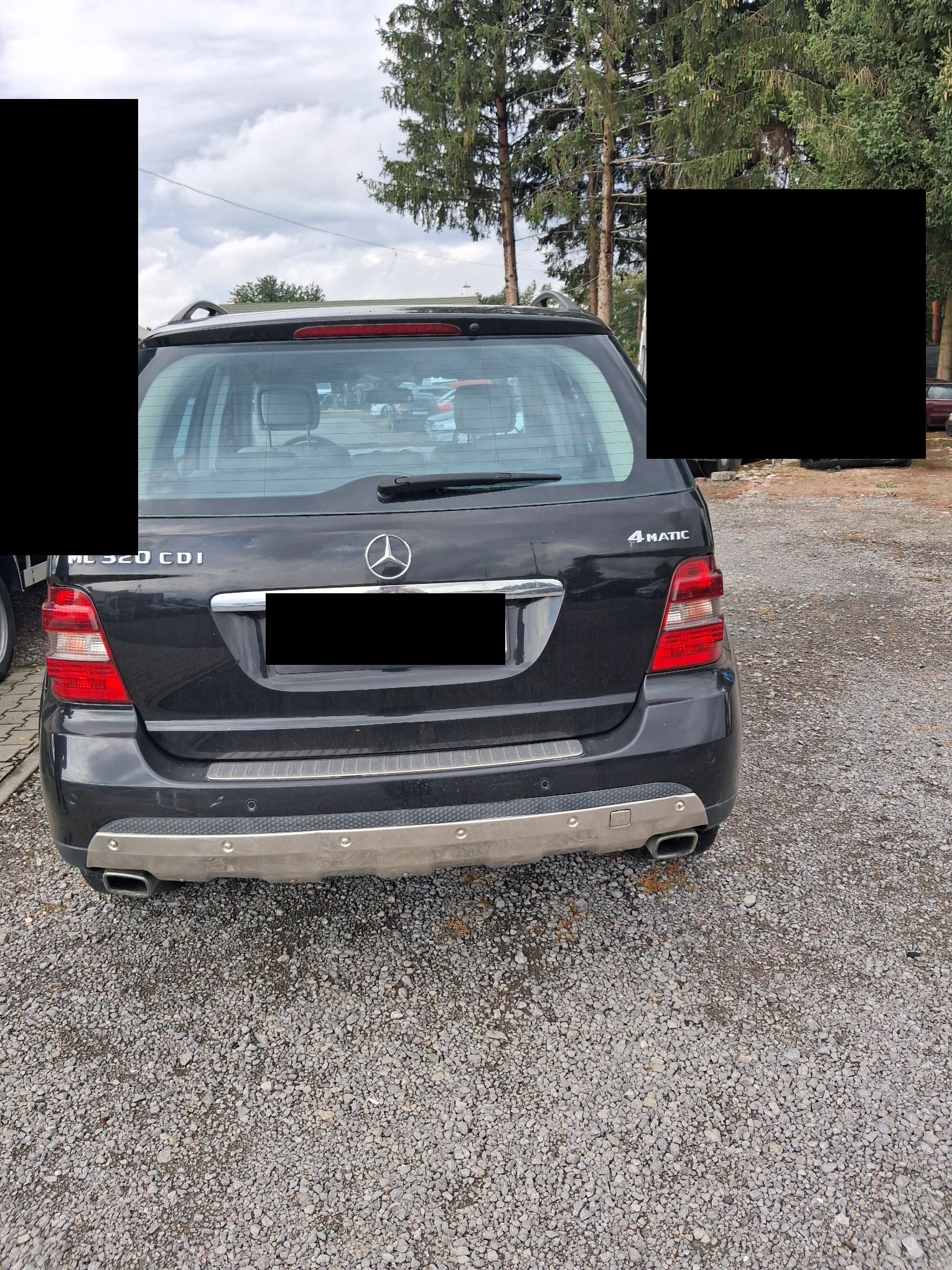 Czarny Mercedes-Benz ML 320 widziany z tyłu