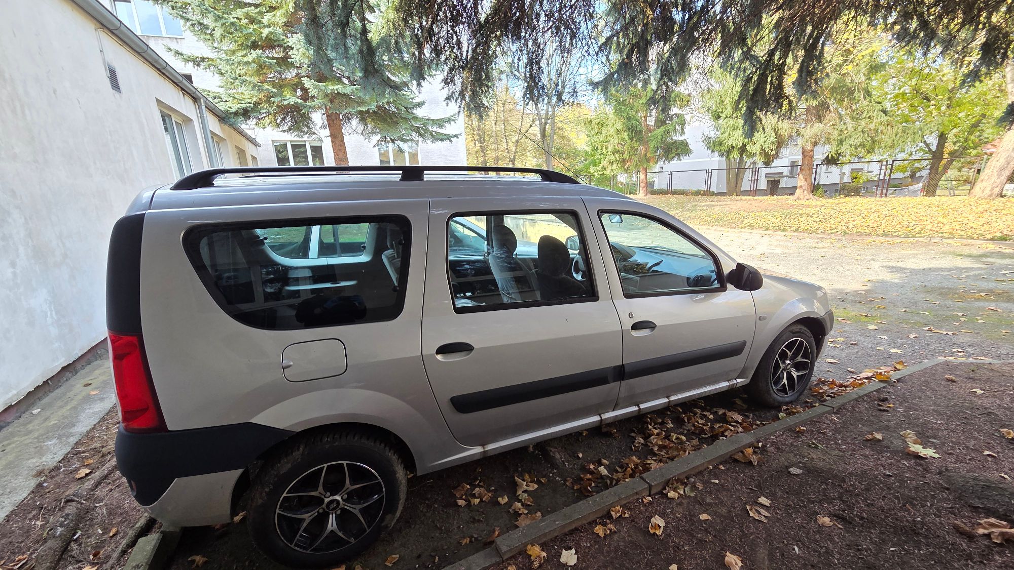 Prawy bok samochodu Dacia Logan w kolorze srebrnym.