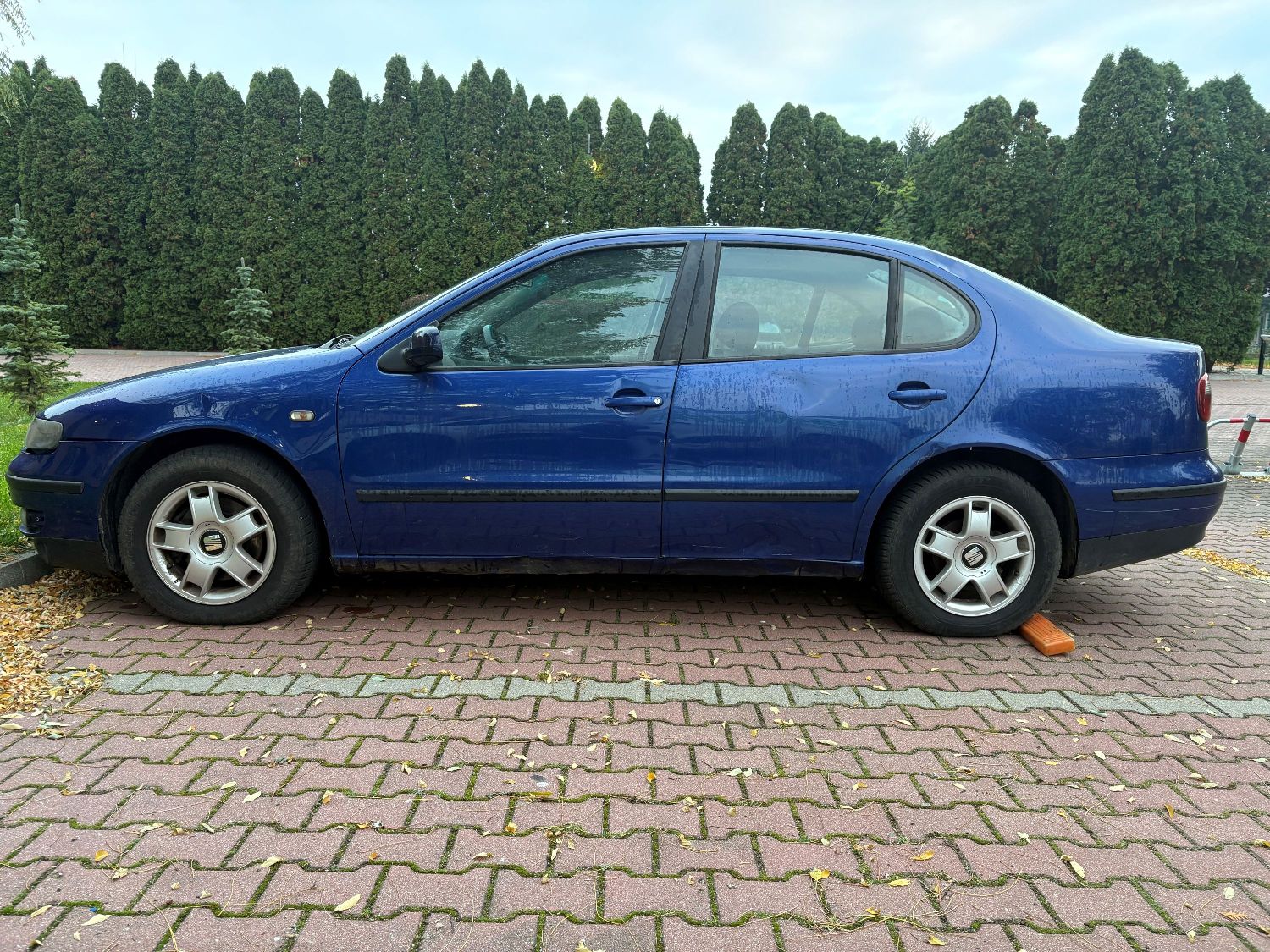Niebieski Seat Toledo, koła srebrne alufelgi - widok z lewej strony.