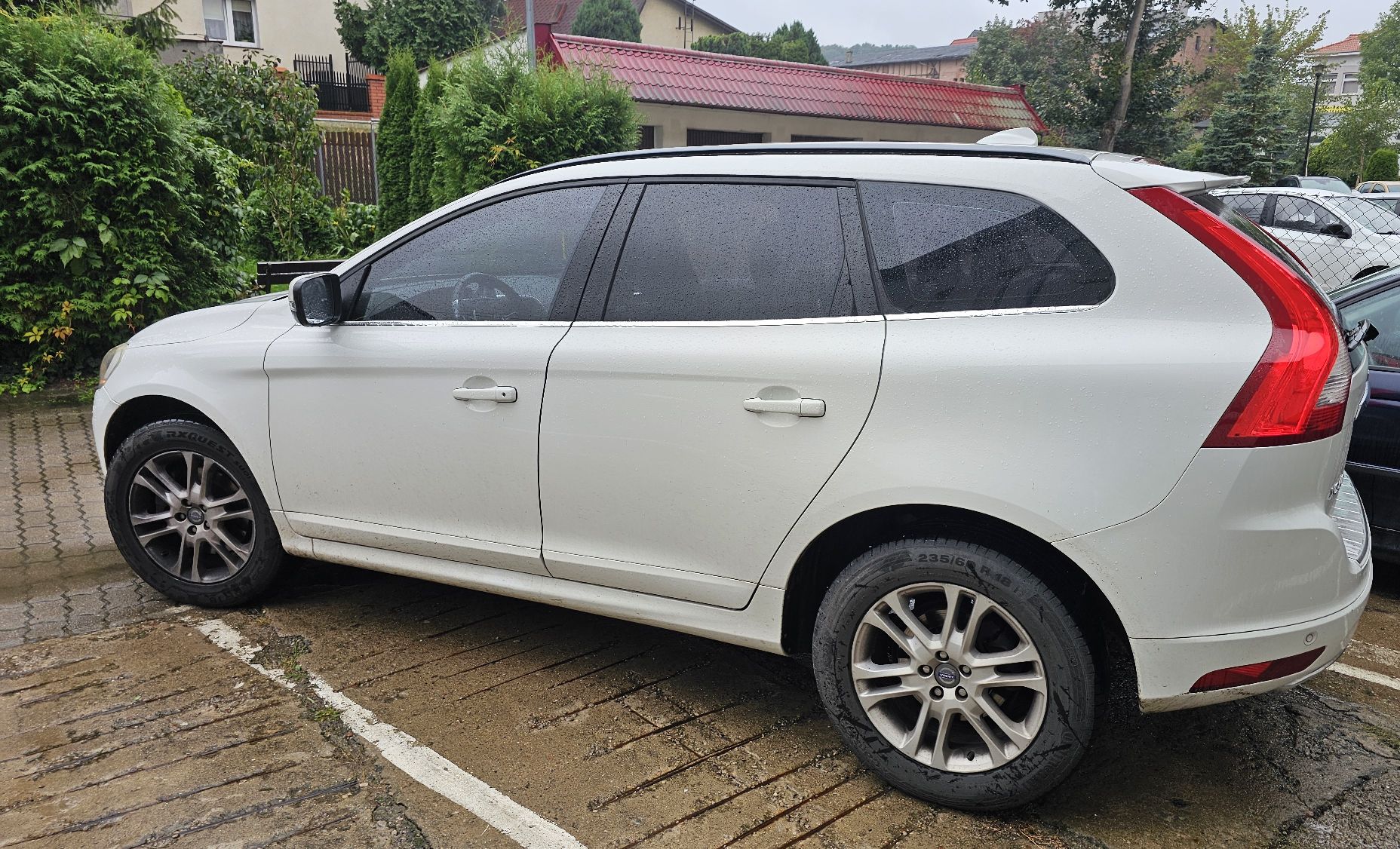 Volvo XC60. kolor biały, widok lewej strony auta