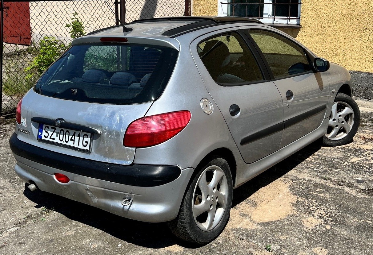 Tył samochodu z prawego boku