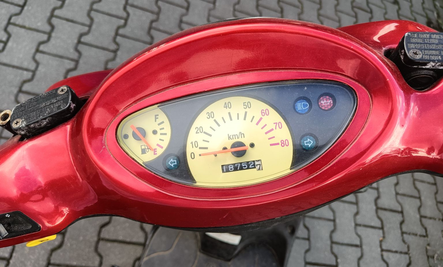 Licznik motoroweru oraz wskazanie drogomierza 18752 km.