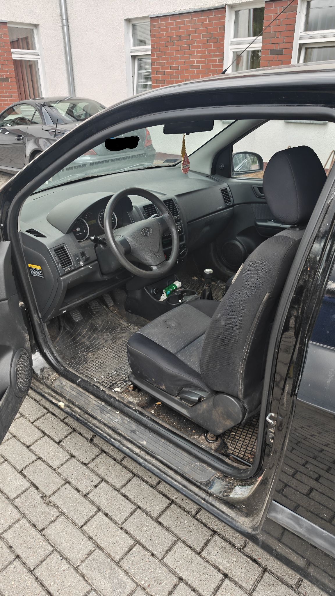 Zdjęcie przedstawia wnętrze auta.