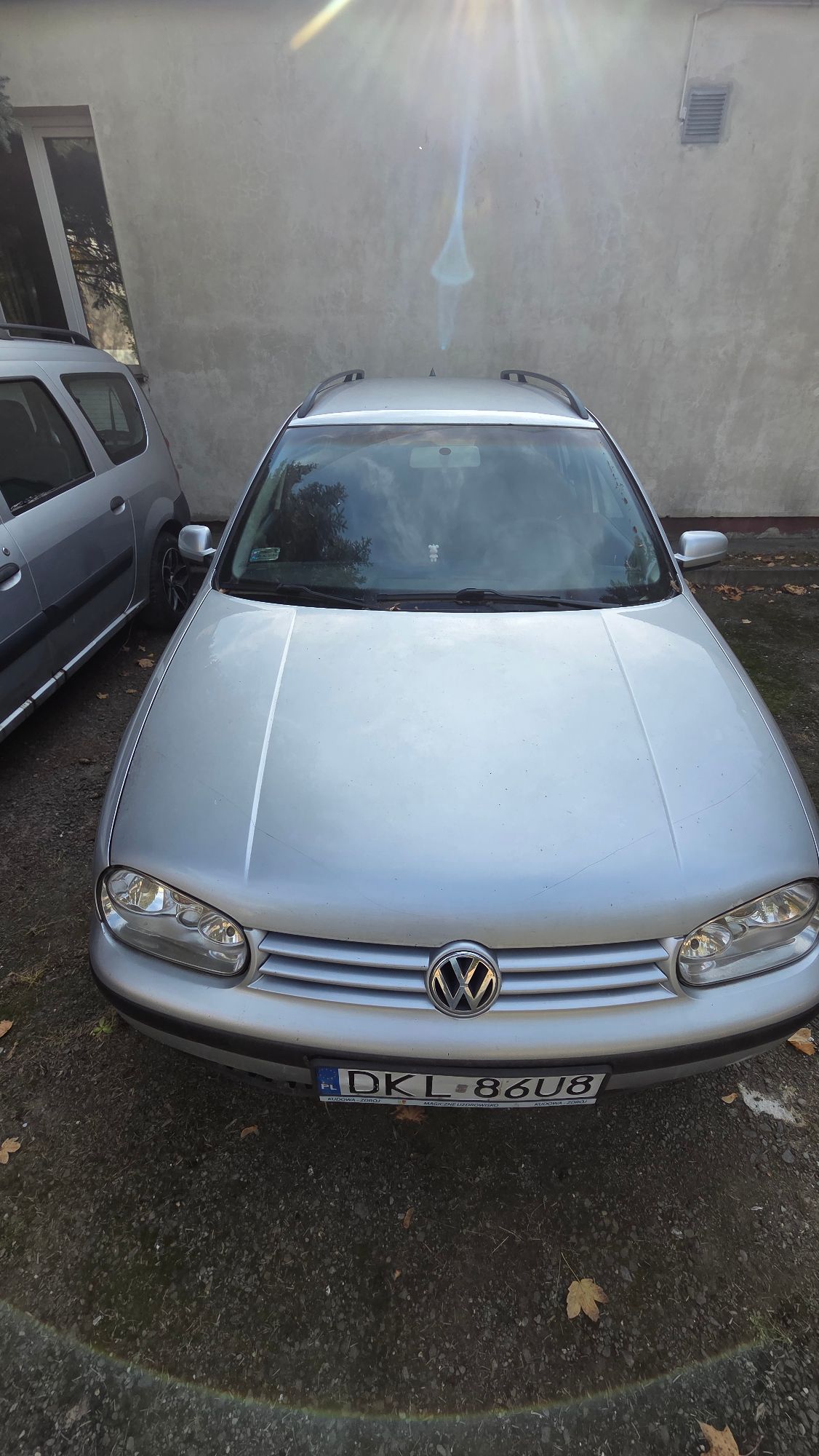 Maska przednia samochodu Volkswagen Golf w kolorze srebrnym.