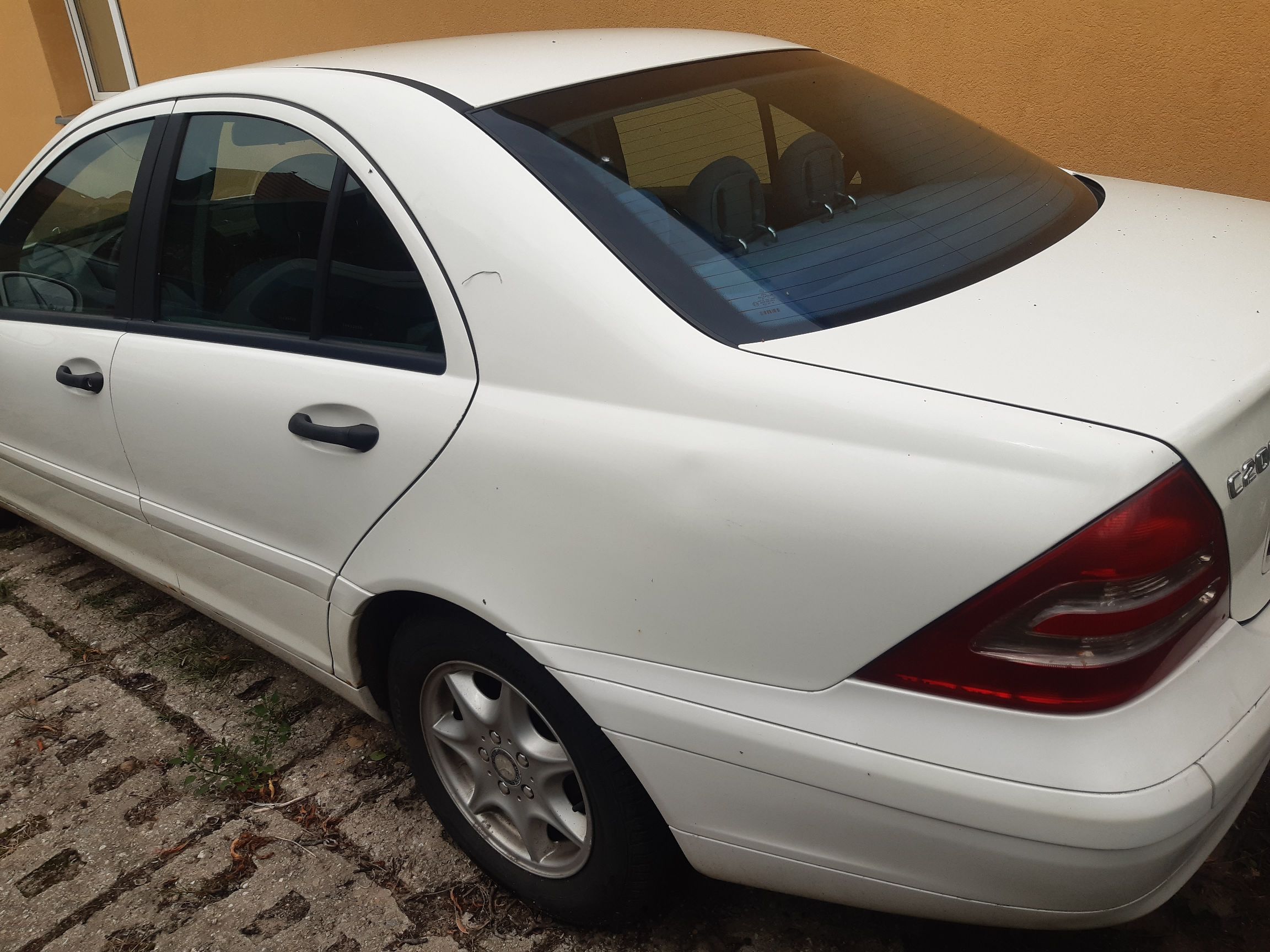 Mercedes Benz C 200 widok prawy tył