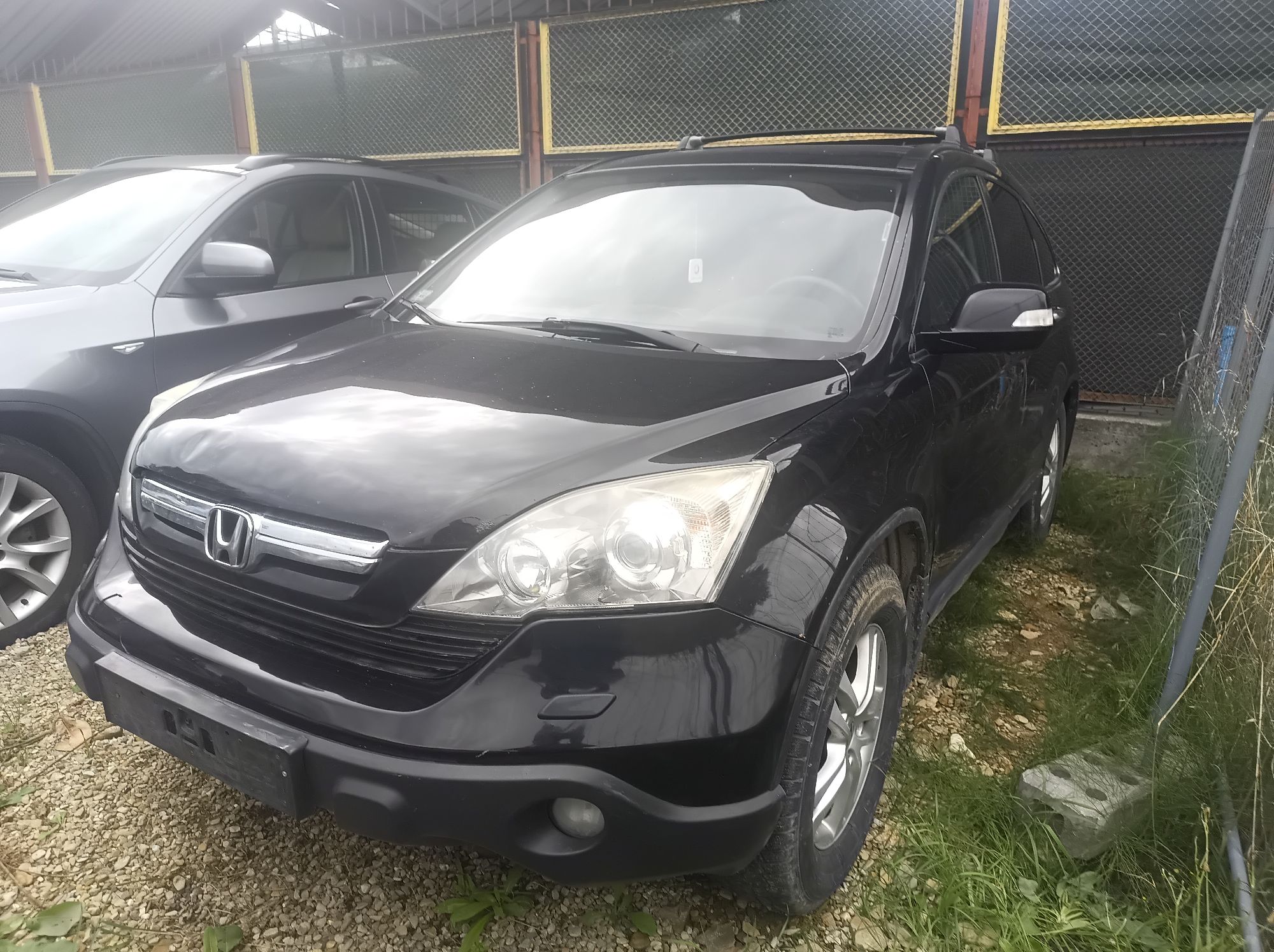 Honda CR-V widoczna z strony prawego przodu