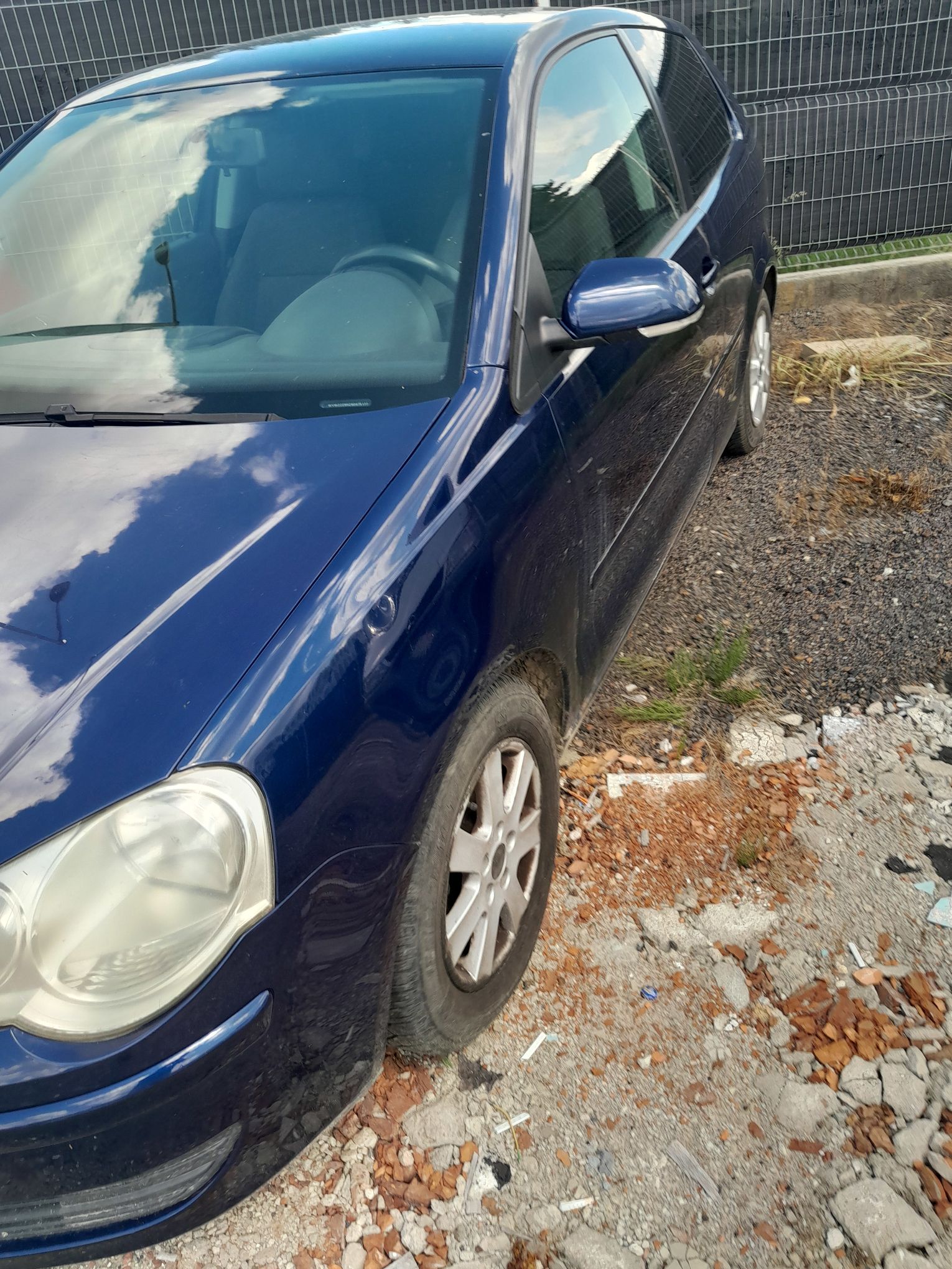 Niebieski Volkswagen Polo, lewa strona pojazdu