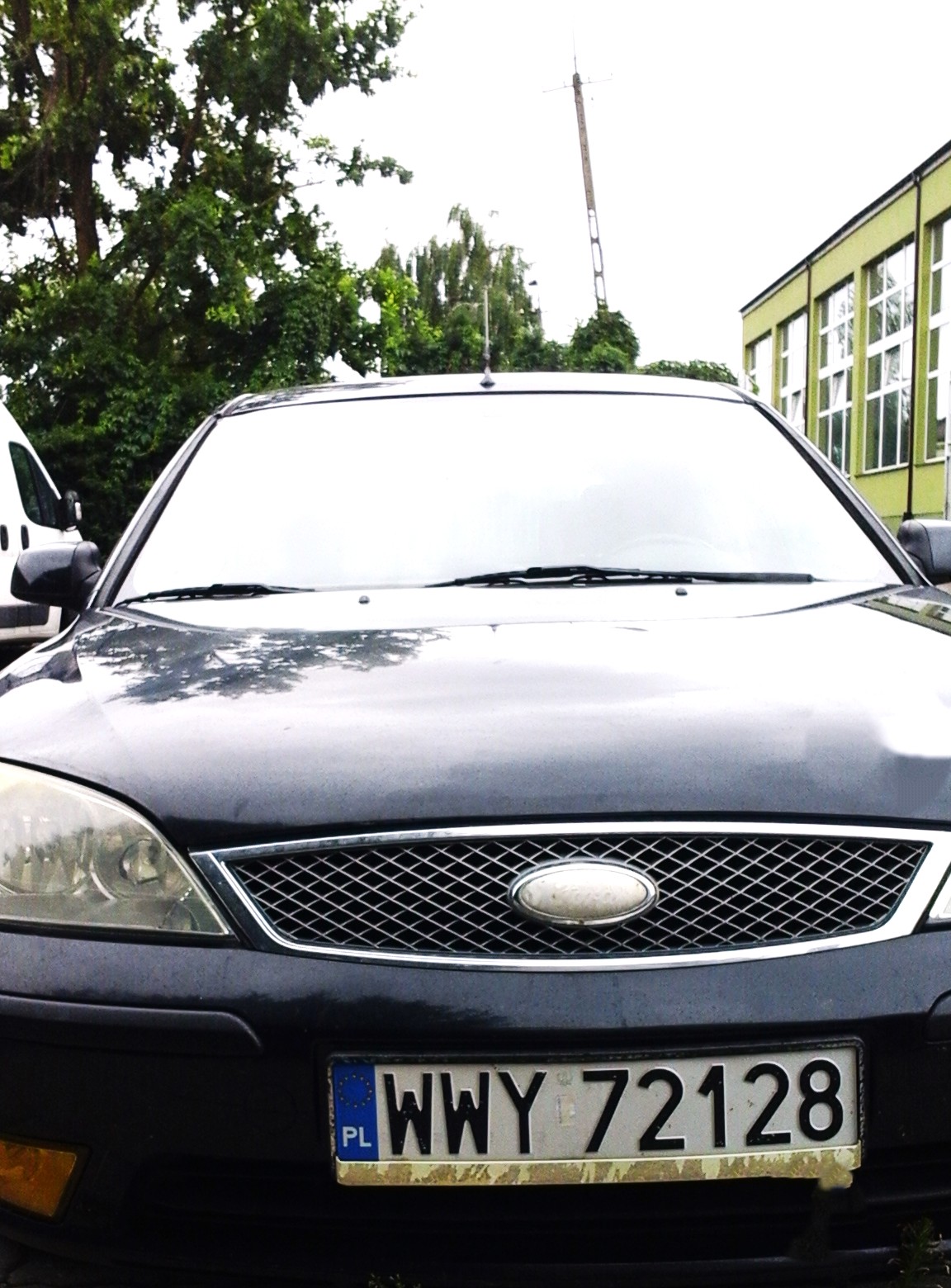 Przód pojazdu wraz z numerem rejestracyjnym.