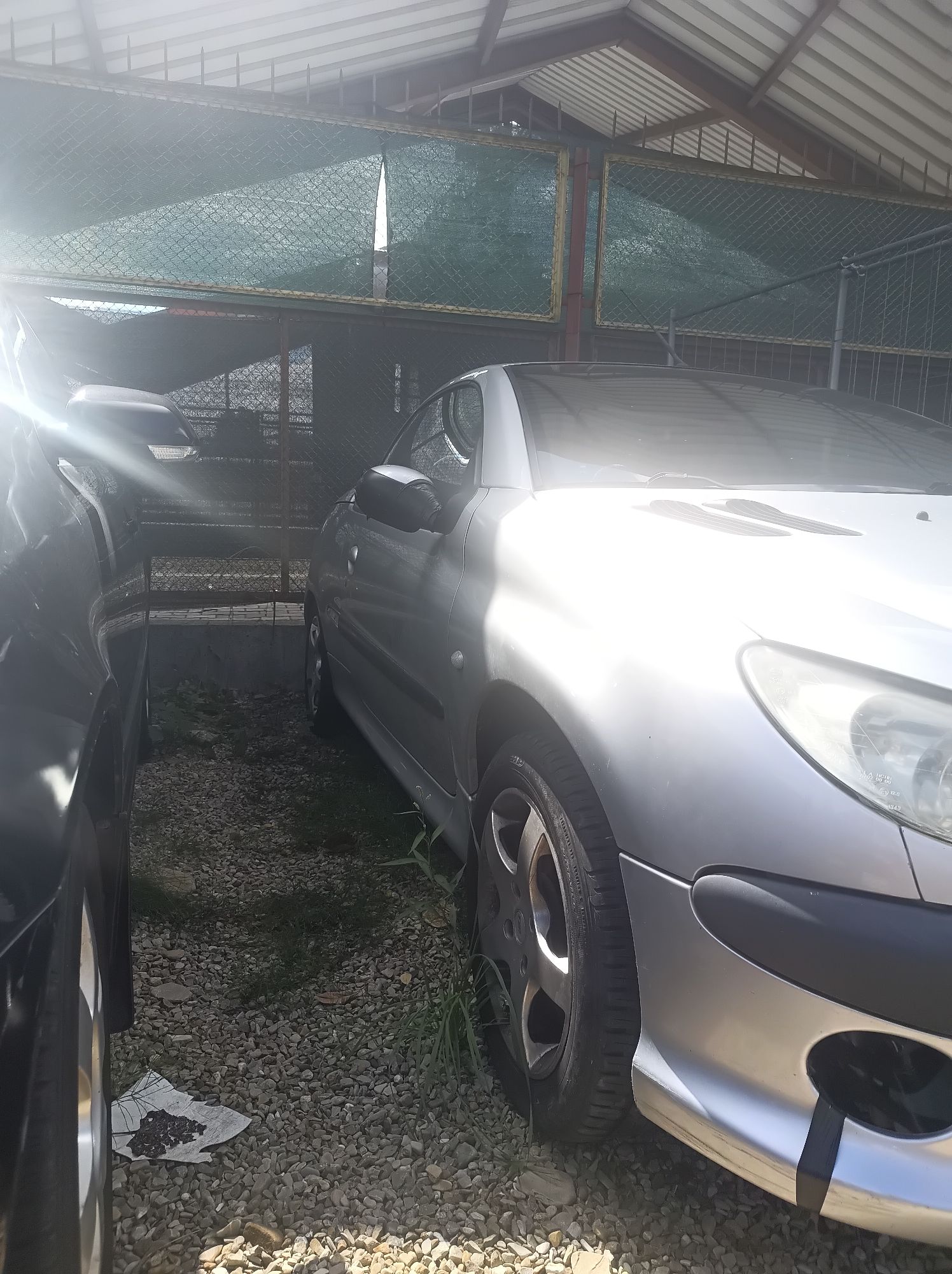 Peugeot 206 CC widoczny z strony lewego przodu.