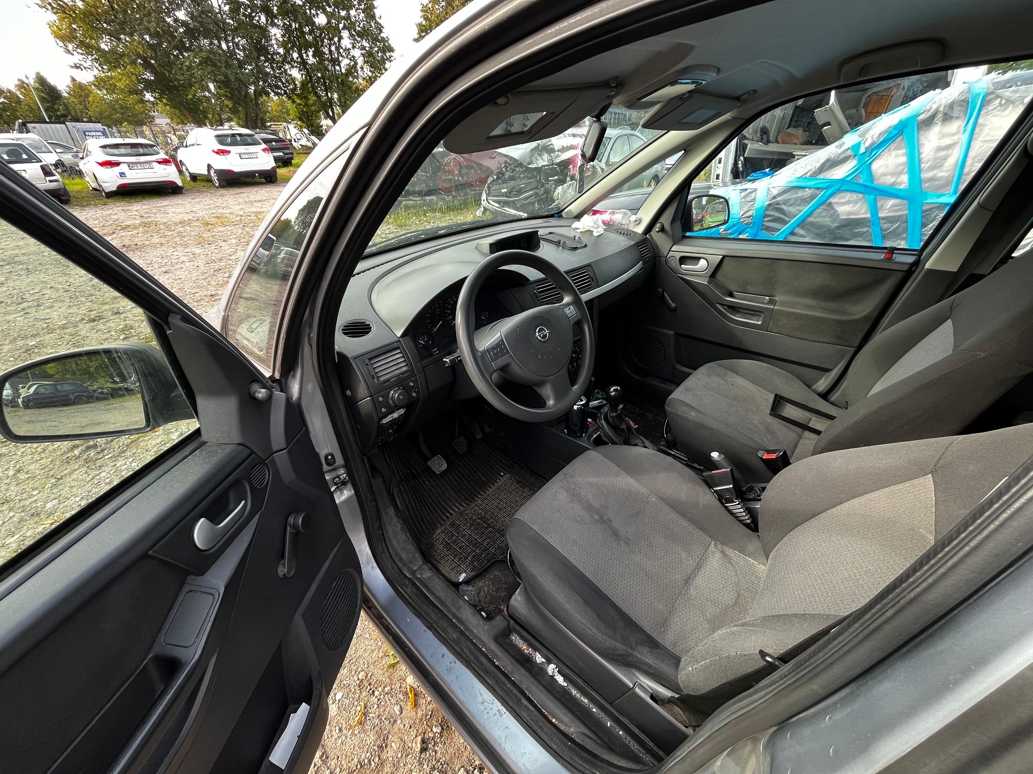 Zdjęcie OPLA MERIVY HATCHBACK widoczne wnętrze pojazdu od strony kierowcy.