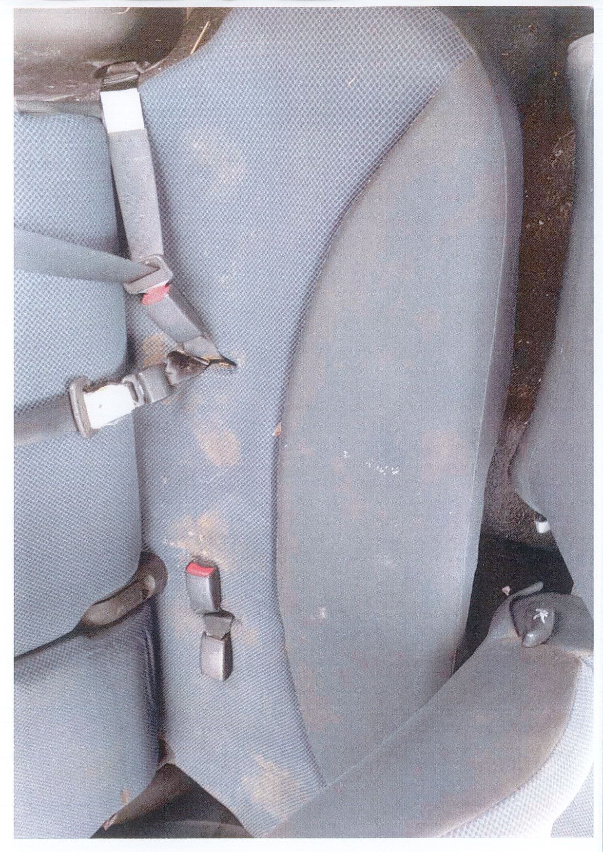 Tylne siedzenia samochodu osobowego TOYOTA YARIS, mocno zabrudzone.