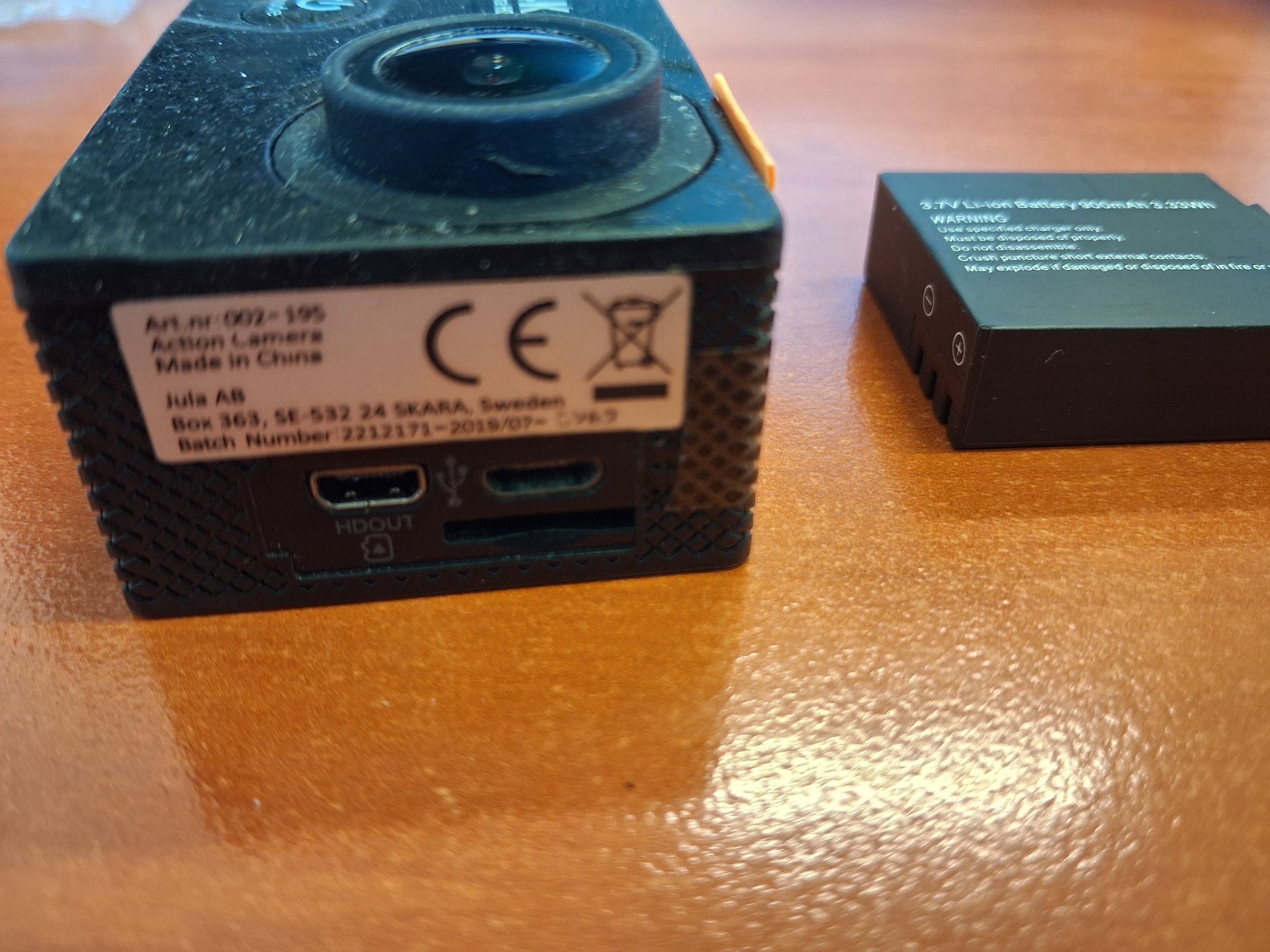 Widok bocznej części kamery 4K Ultra HD wraz etykietą producenta