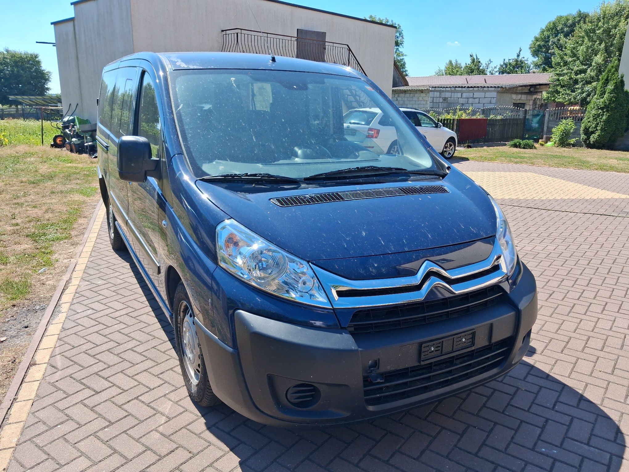 Samochód marki Citroen koloru granatowego, widok przód.