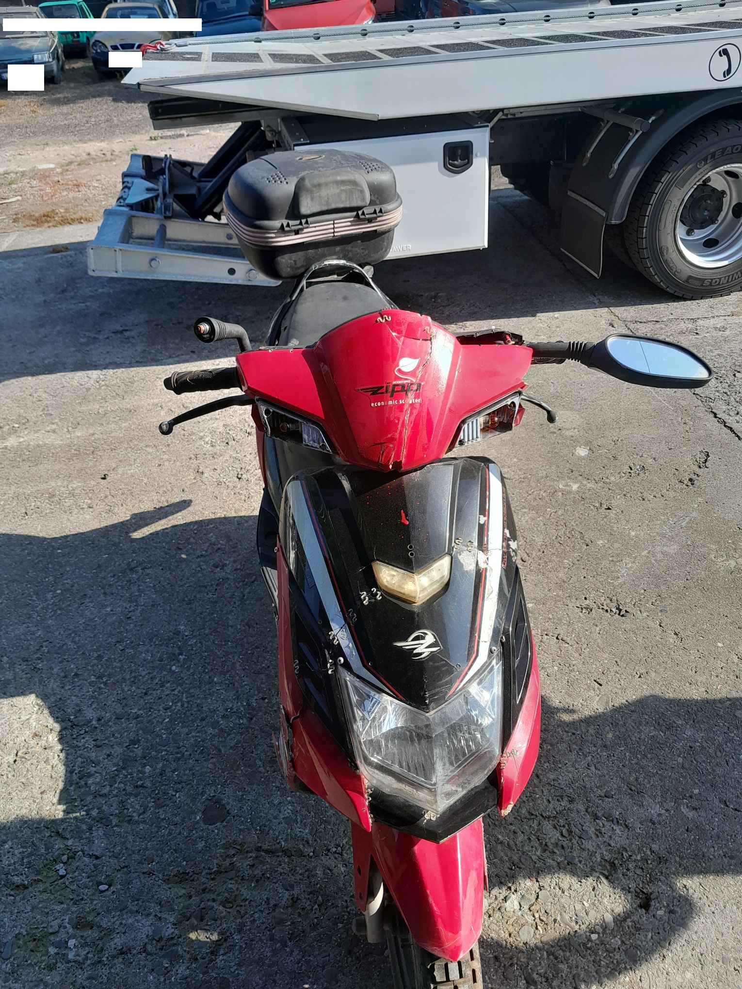 Motorower Zipp, widziany od przodu, uszkodzona owiewka kierownicy