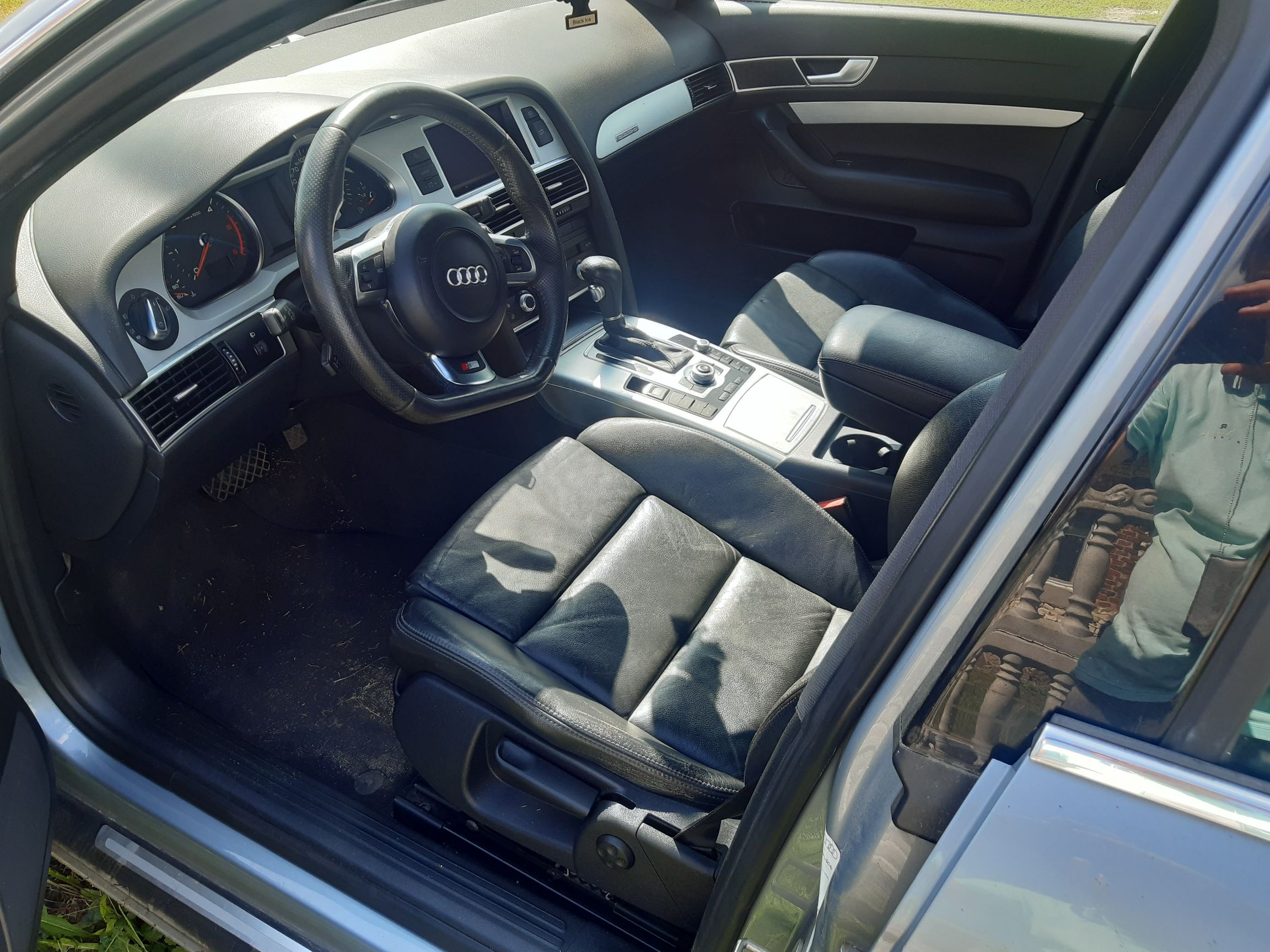 Zdjęcie przedstawia samochód AUDI A6 widok wnętrza pojazdu od strony kierowcy