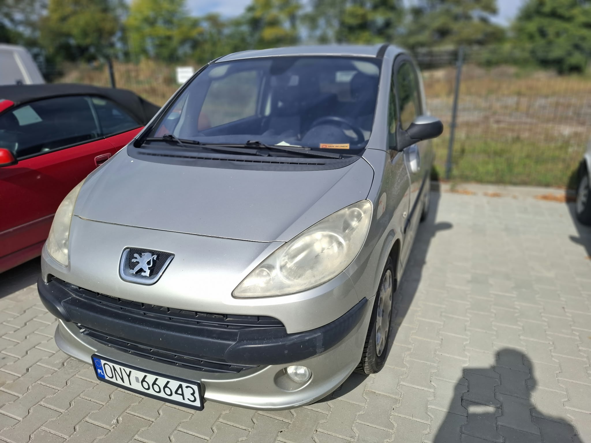 zdjęcie przodu samochodu osobowego Peugeot 1007.