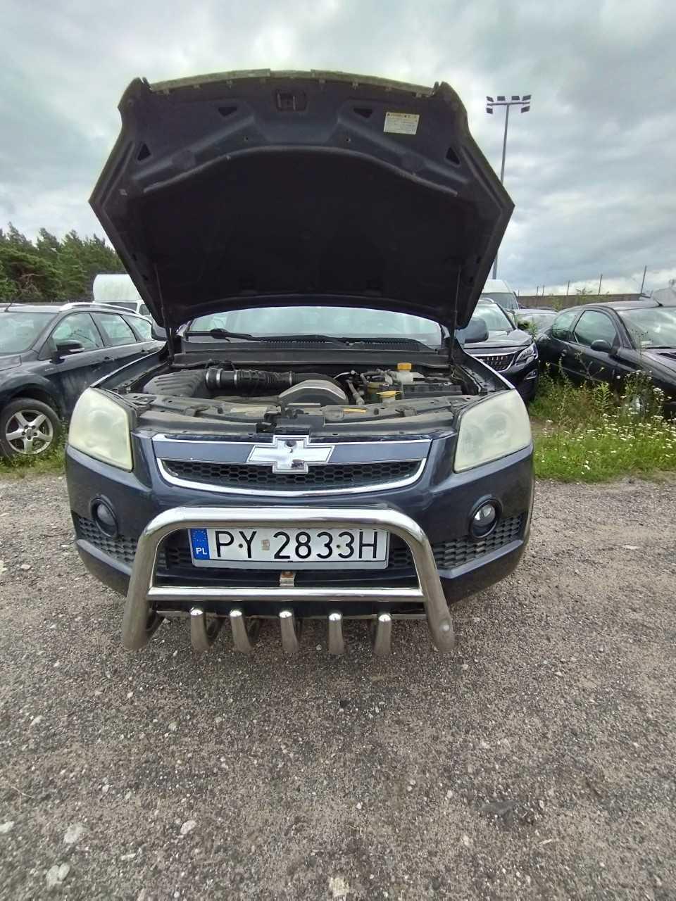 Chevrolet Captiva w kolorze granatowym z zamontowanym na przednim zderzaku orurowaniem ochronnym