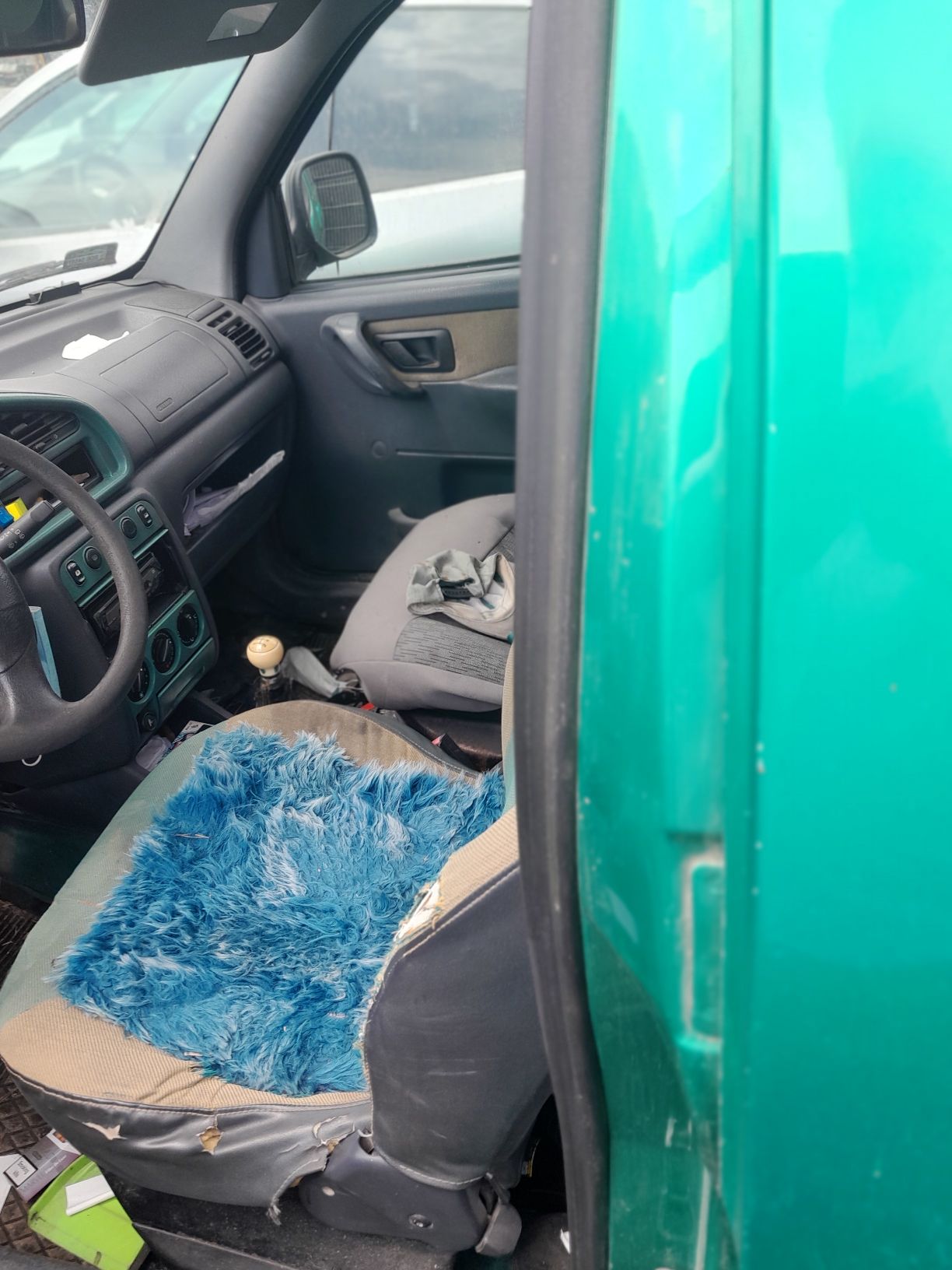 Wnętrze Citroena Berlingo, z szarymi fotelami, kierownicą i deską rozdzielczą