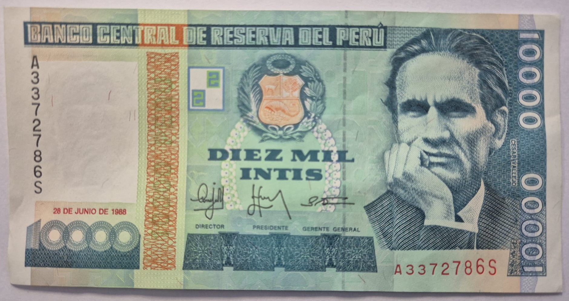 wizerunek słynnego peruwiańskiego poety i pisarza - Césara Vallejo. Herb Peru oznaczony dekoracyjnym wieńcem.