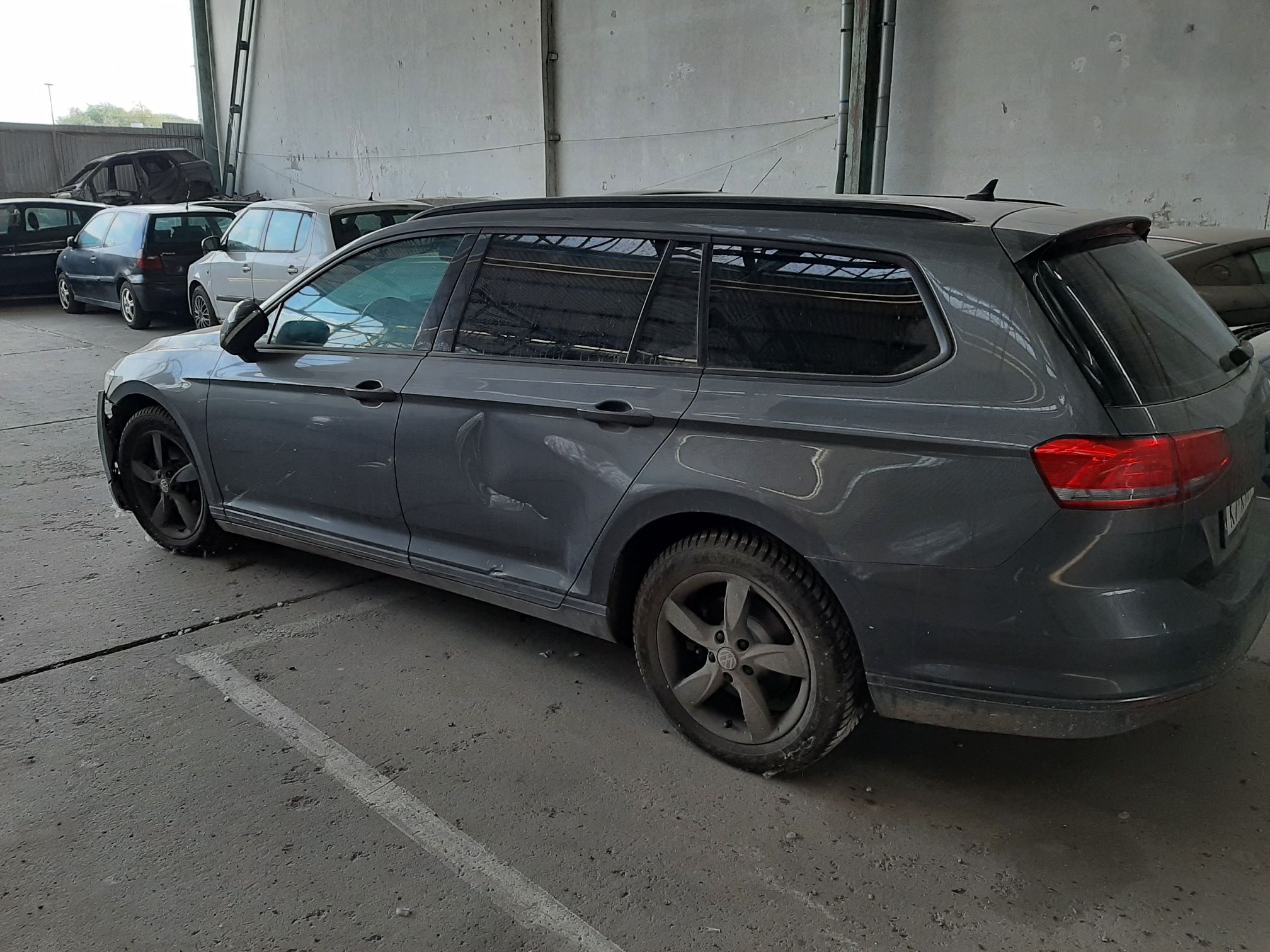 Lewy bok pojazdu Volkswagen Passat.