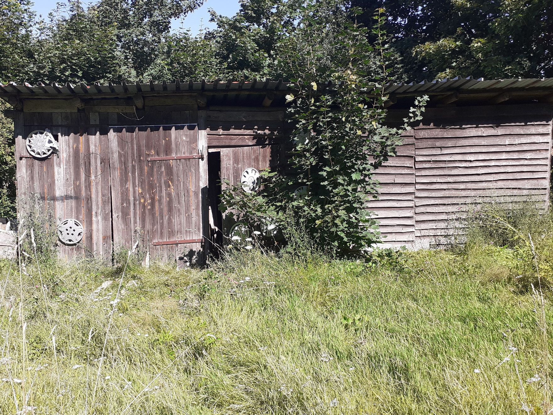 drewniany budynek gospodarczy widok z przodu