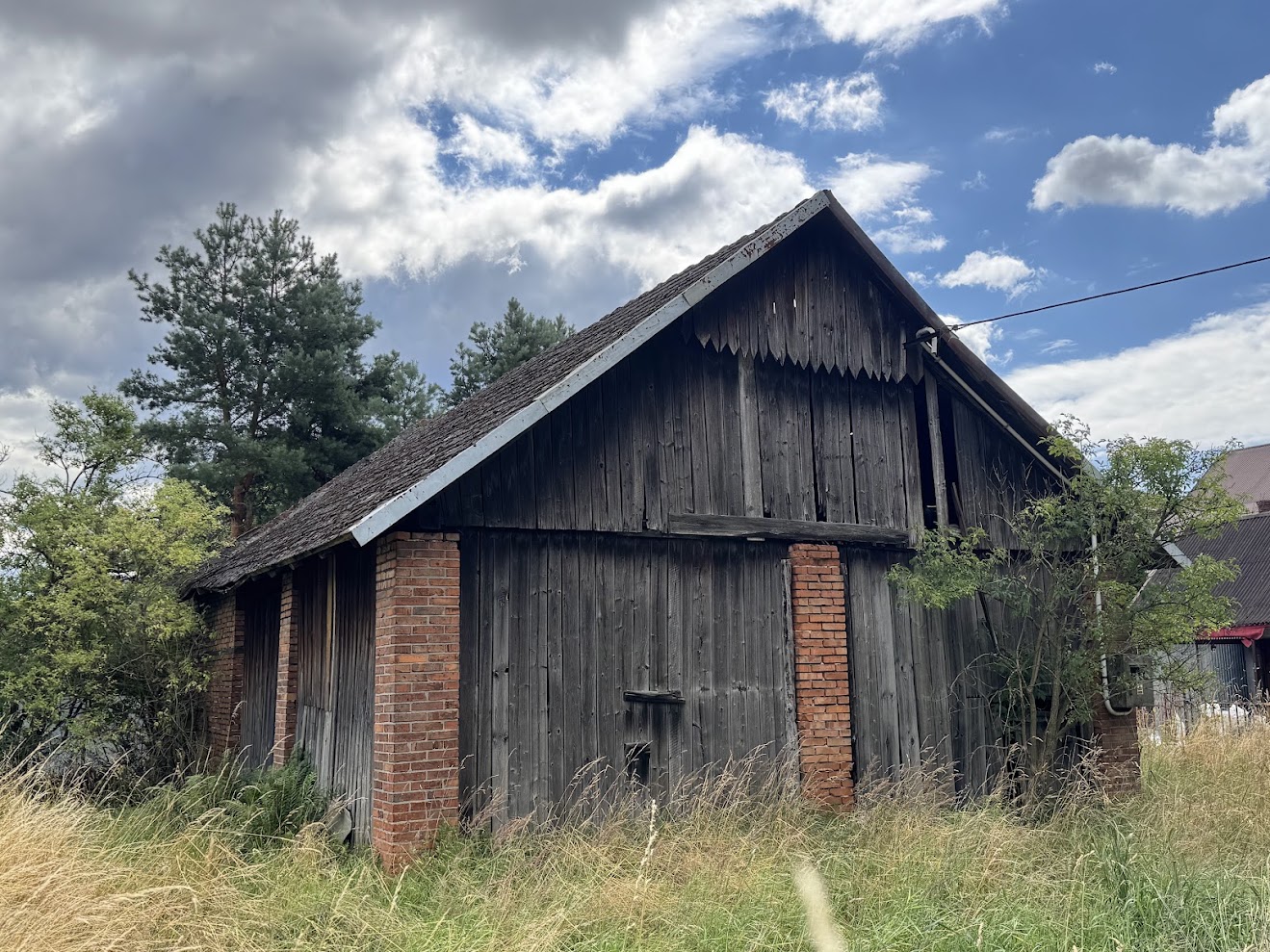 widok na stary drewniany budynek od frontu