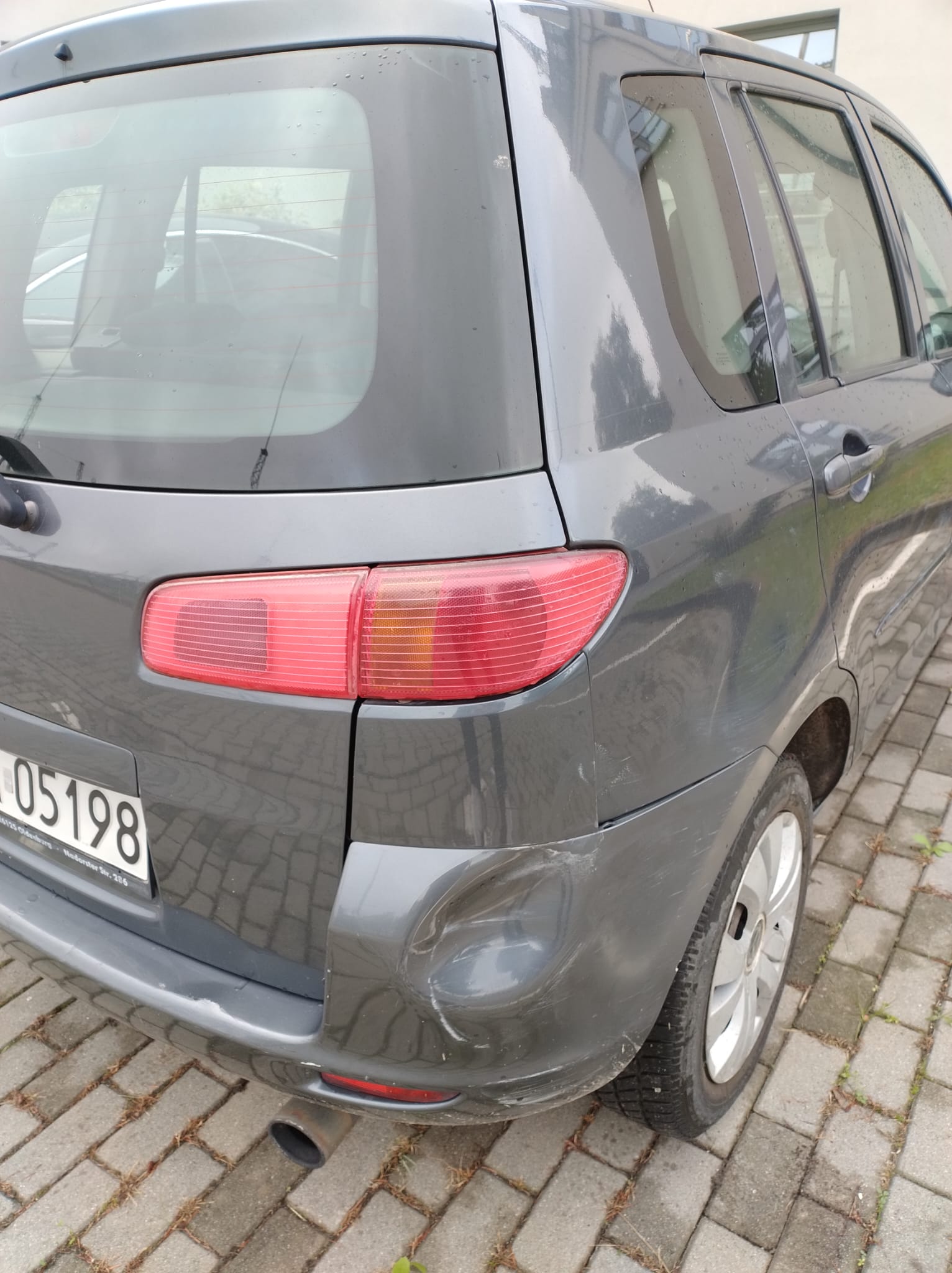 Widok pojazdu prawy tylny bok