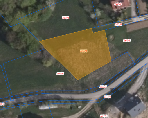 Działka o nr 565/4 w kształcie dość regularnym, otoczona zielenią, położona między drogami i innymi działkami.
