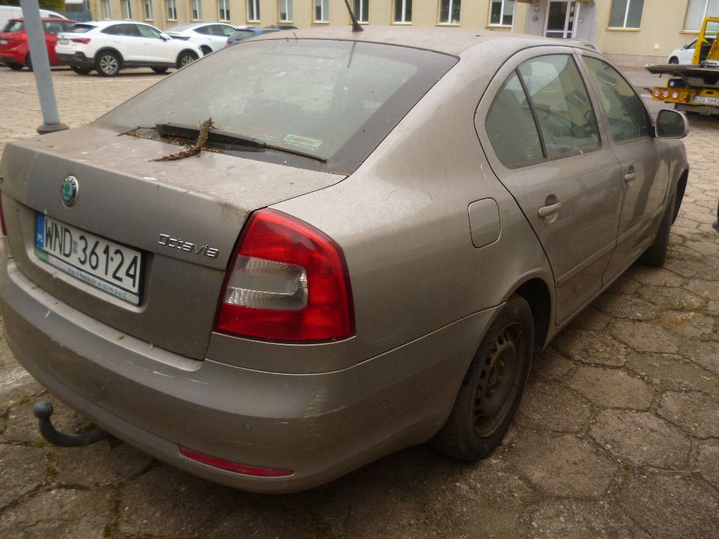 Zdjęcie przedstawia pojazd widziany od tyłu z prawej strony.