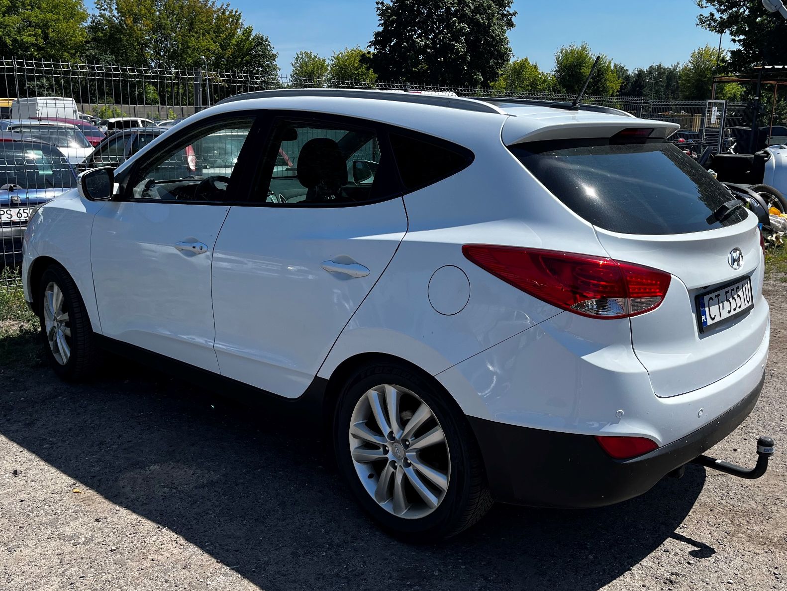Biały Hyundai Tuscon widziany z boku i z tyłu