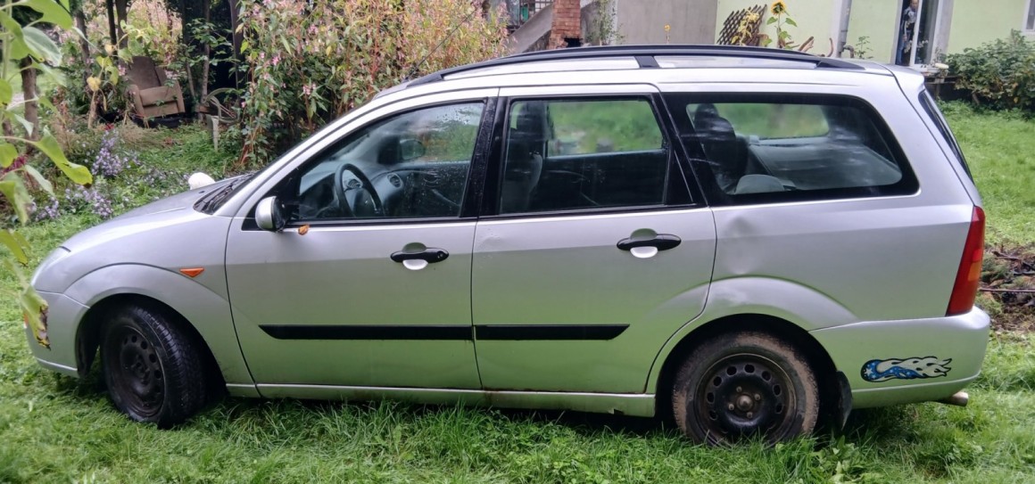 srebrny Ford Focus kombi, lewy bok