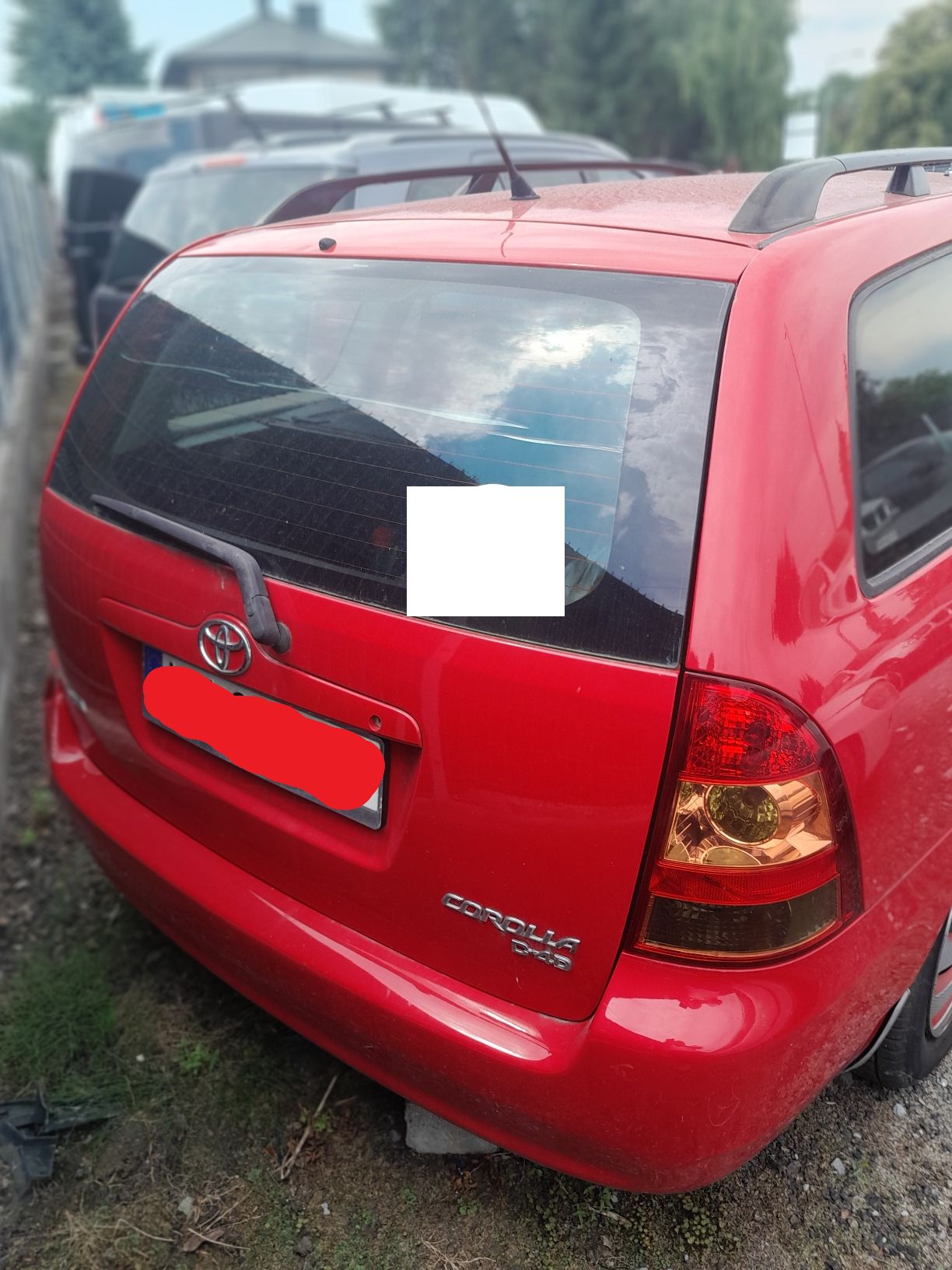 Czerwona Toyota Corolla, tył pojazdu