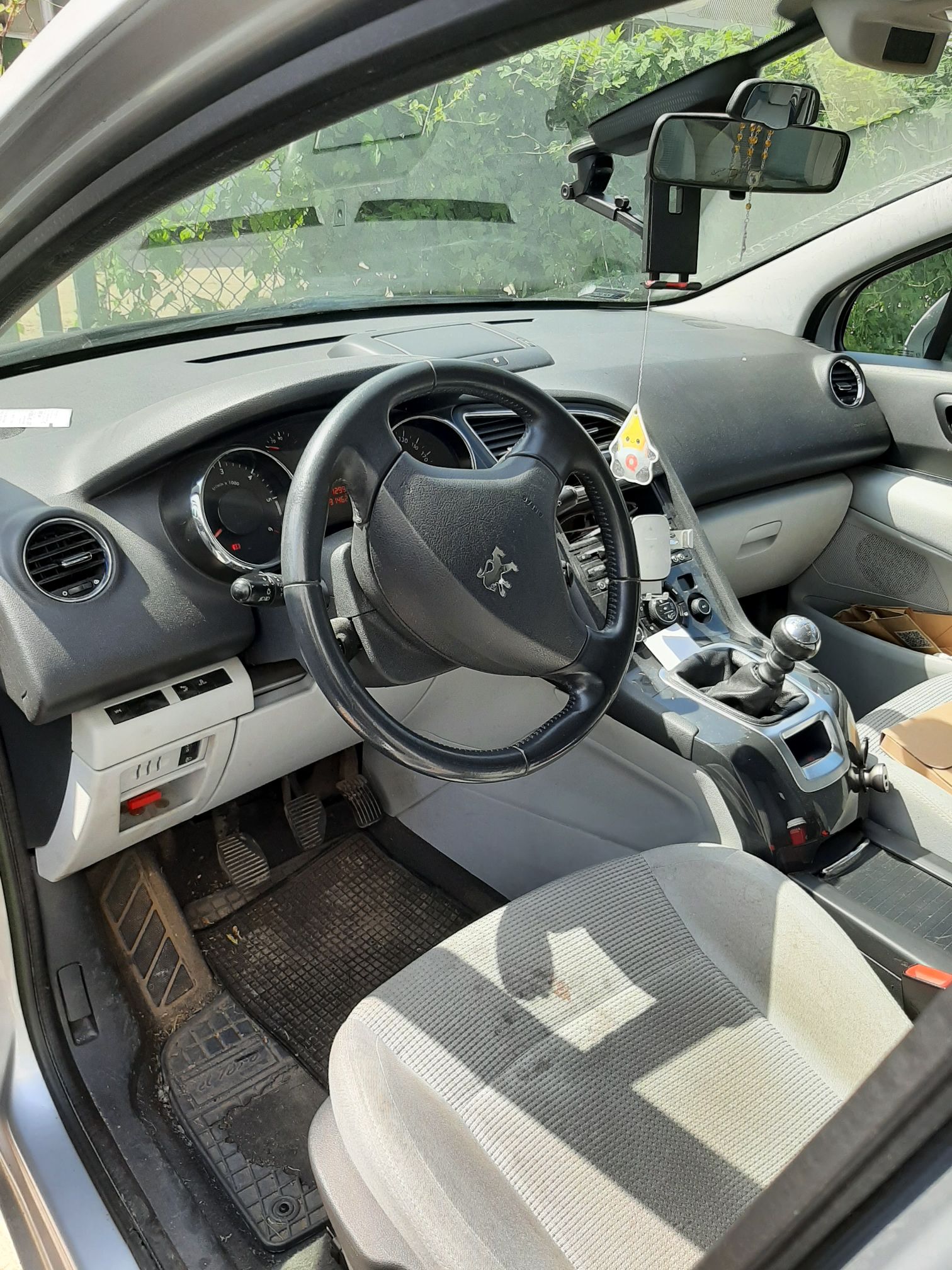 Wnętrze samochodu Peugeot 5008.