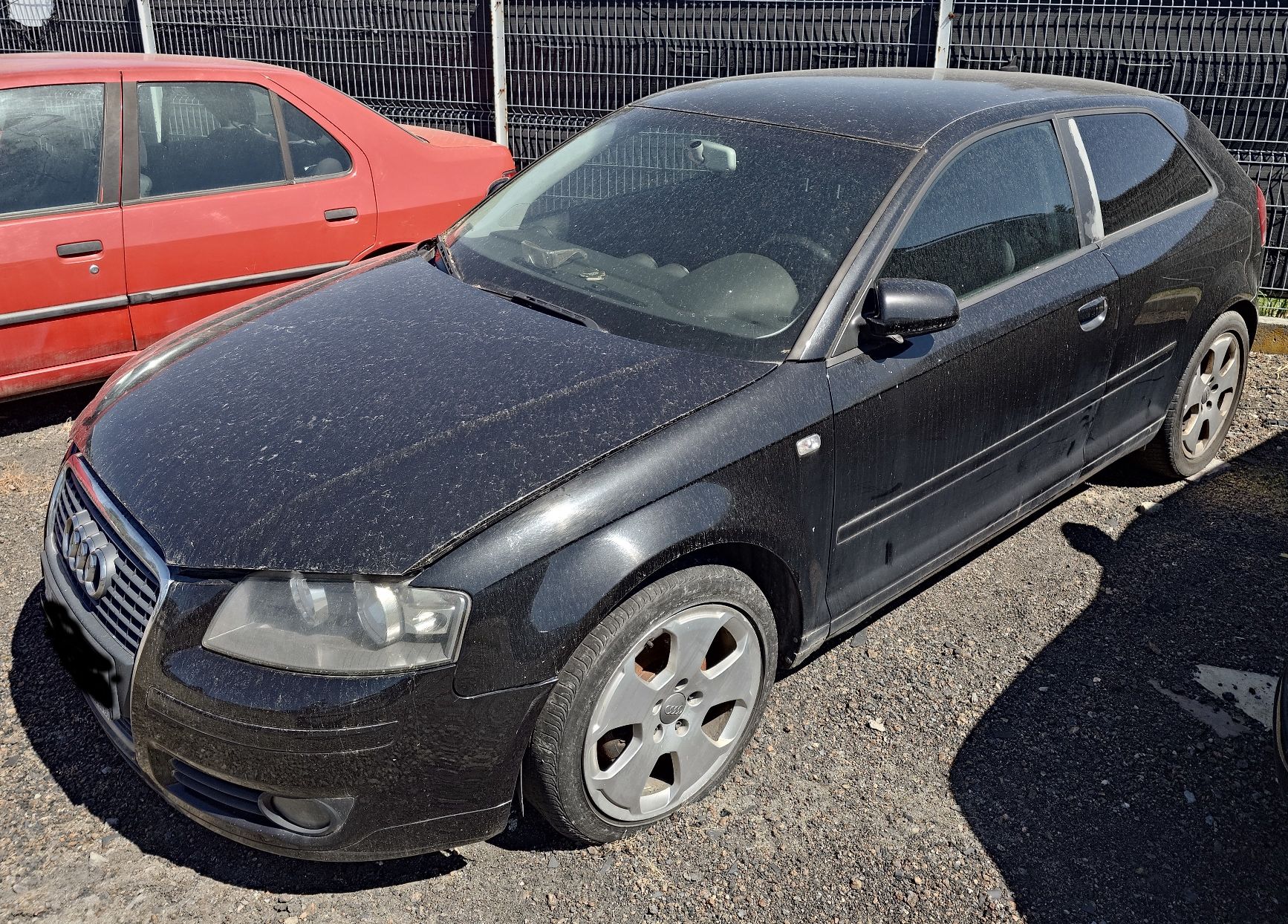 Czarne Audi A3, ujęcie lewej strony pojazdu.