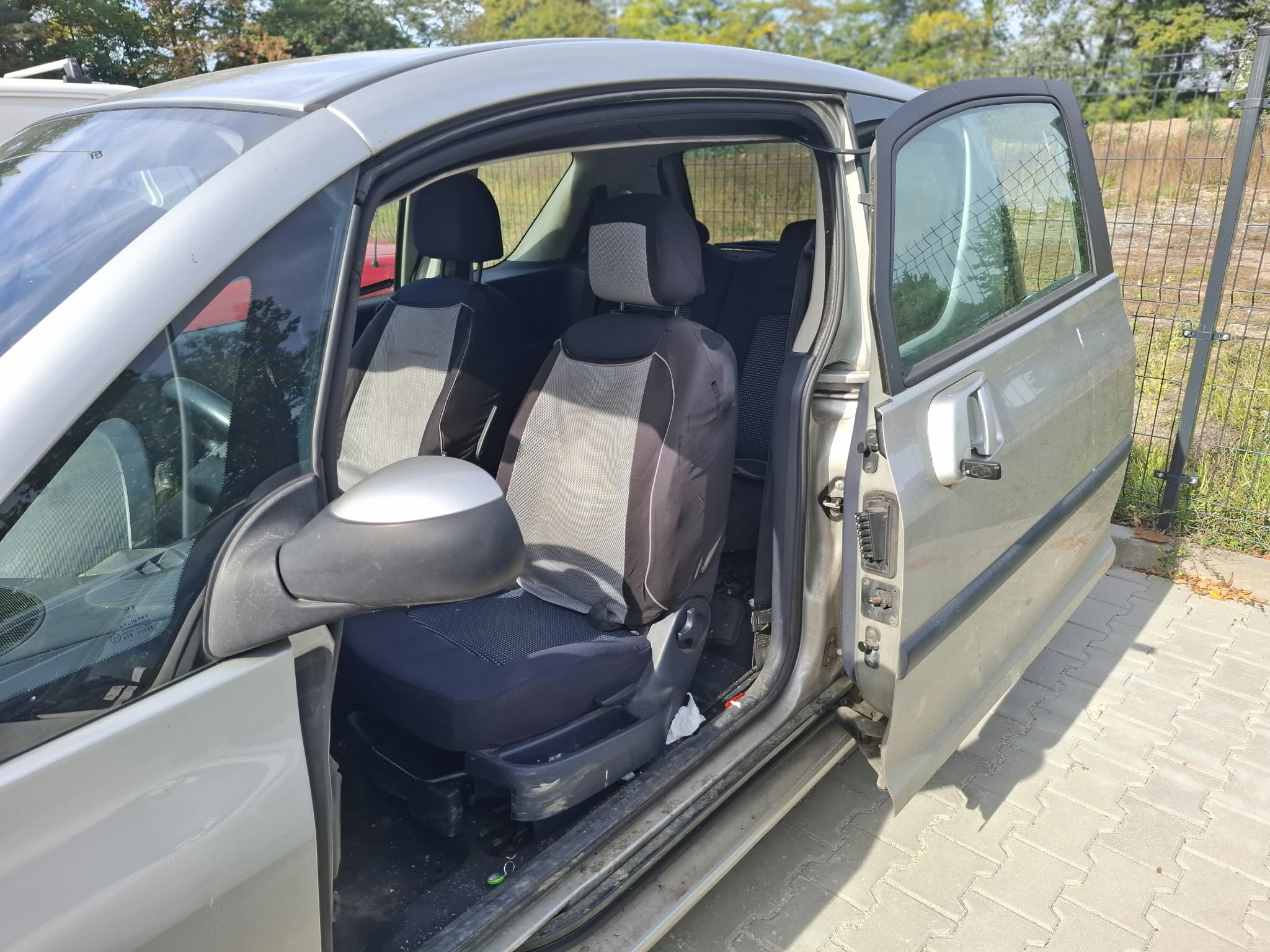 zdjęcie wnętrza lewej strony samochodu osobowego PEUGEOT 1007.