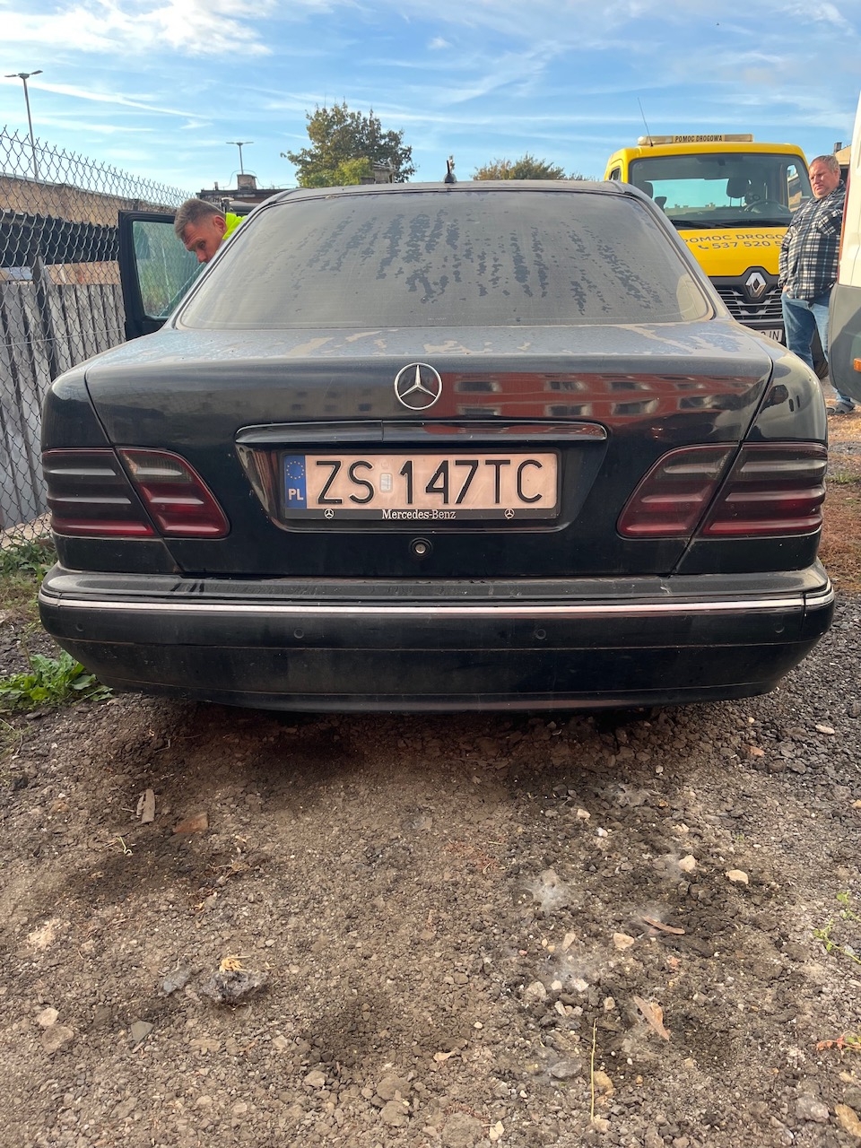 Tył czarnego samochodu marki Mercedes-Benz klasy E (model W210).